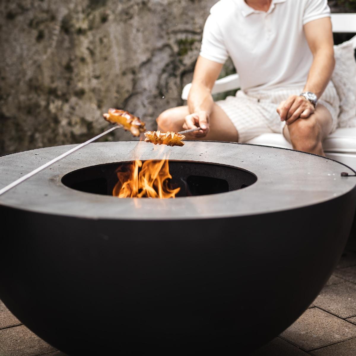 Voir la diapositive 2 : FEU DU JARDIN Brasero boule avec grille et plancha - Noir - 100x100x50 cm