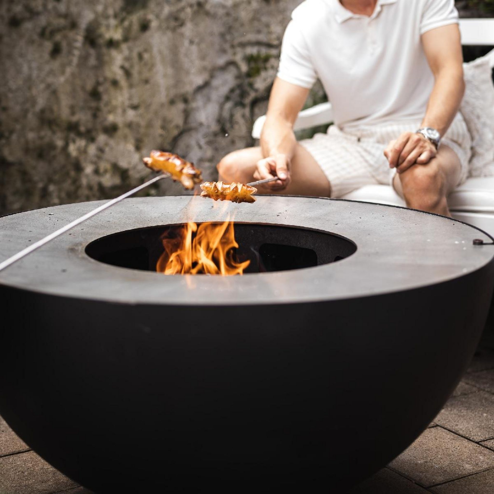 Voir la diapositive 2 : FEU DU JARDIN Brasero boule avec grille et plancha - Noir - 100x100x50 cm