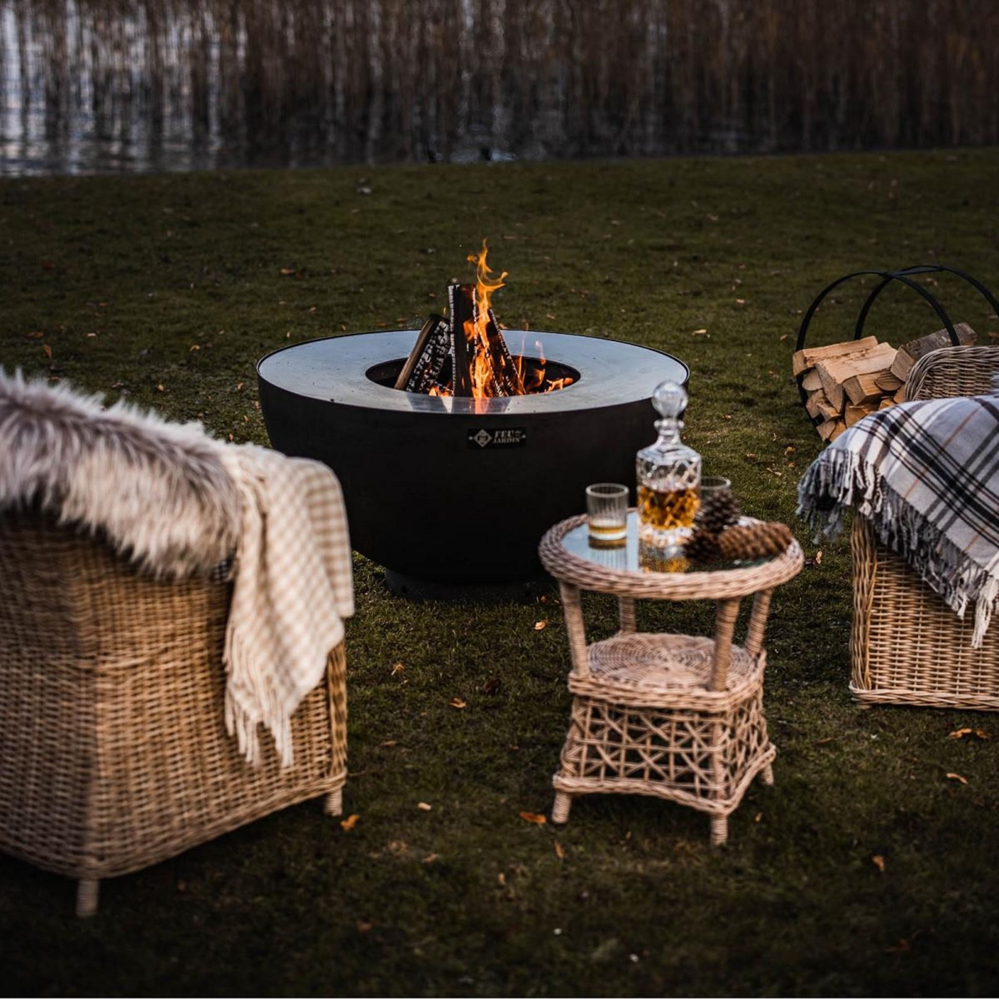 Voir la diapositive 3 : FEU DU JARDIN Brasero boule avec grille et plancha - Noir - 100x100x50 cm