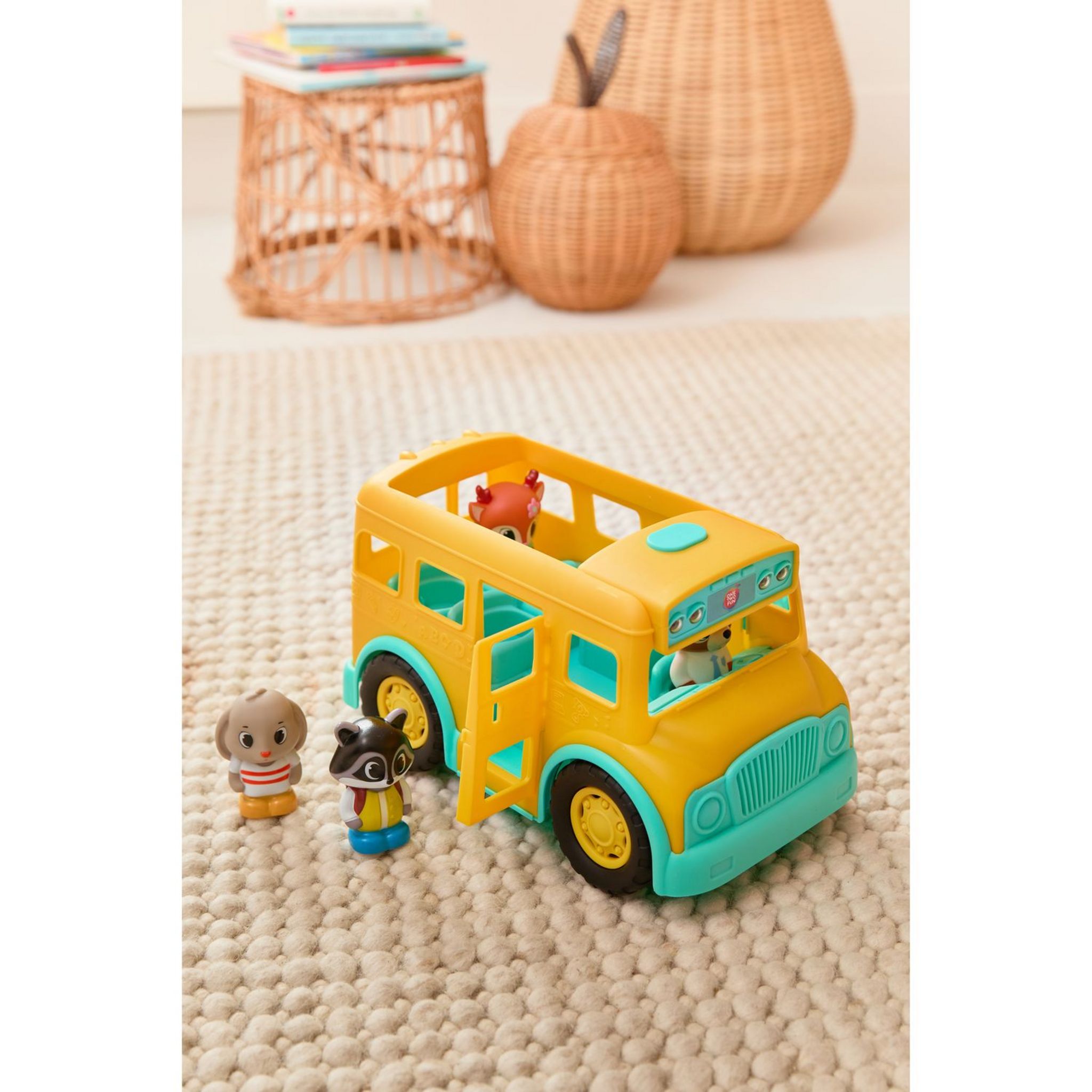 Voir la diapositive 6 : ONE TWO FUN Bus scolaire Léo et ses amis