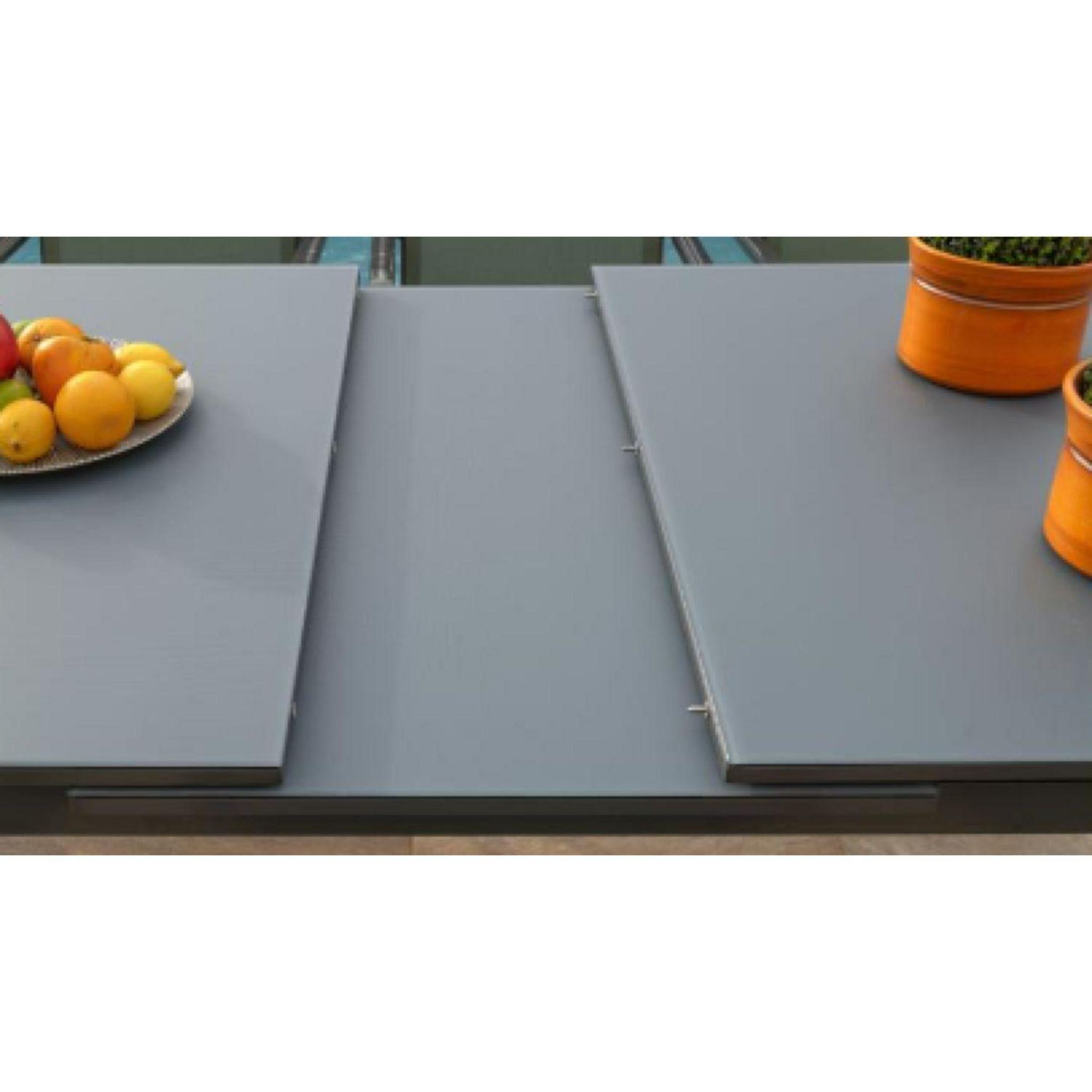 Voir la diapositive 3 : TERRIA Table de jardin en aluminium plateau en verre 6/8 places FRAISE - Gris