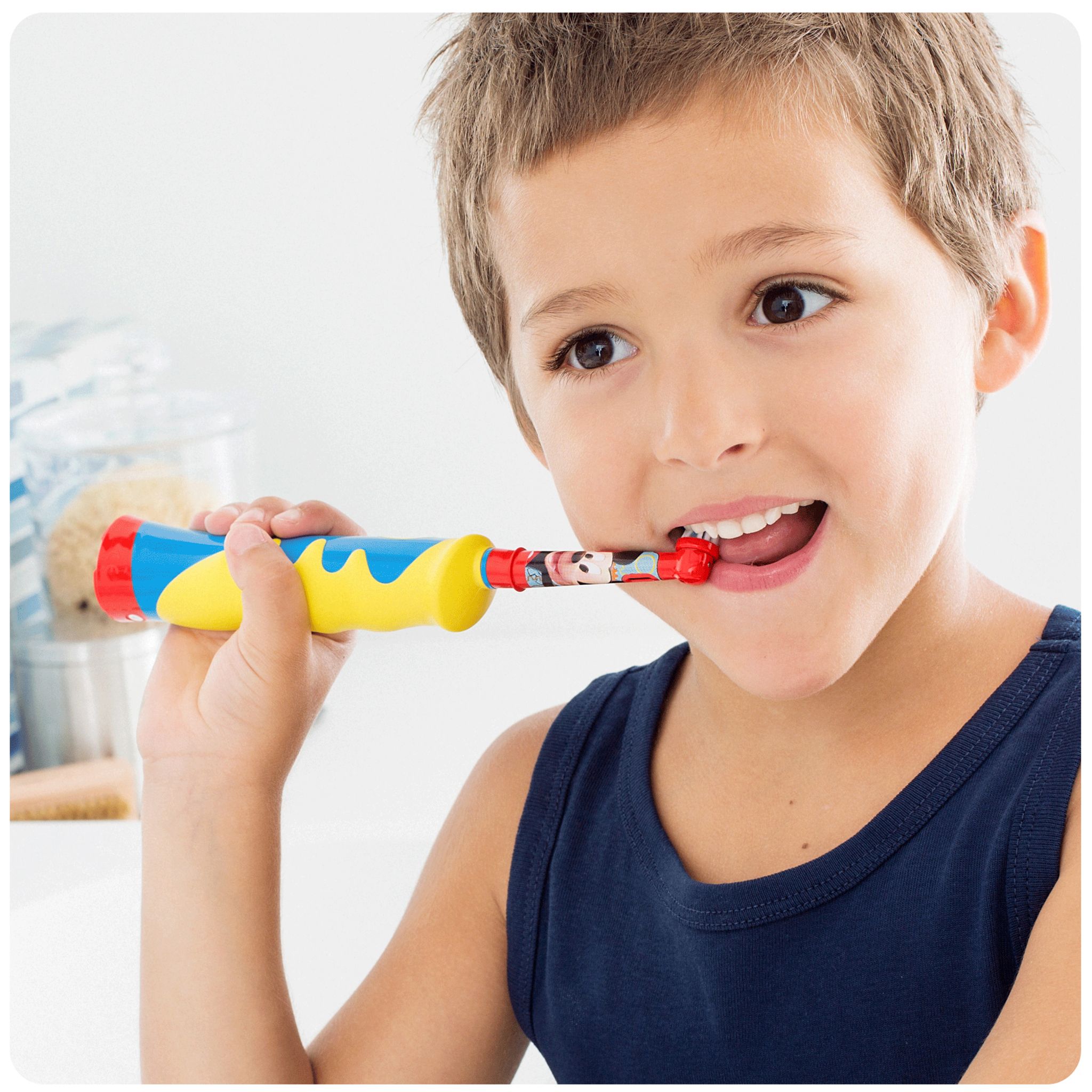 Voir la diapositive 9 : ORAL B Brosses à dent Pack Famille avec 2 manches, 1 manche Pro 700 Cross action + 1 Manche Stages Power pour enfants