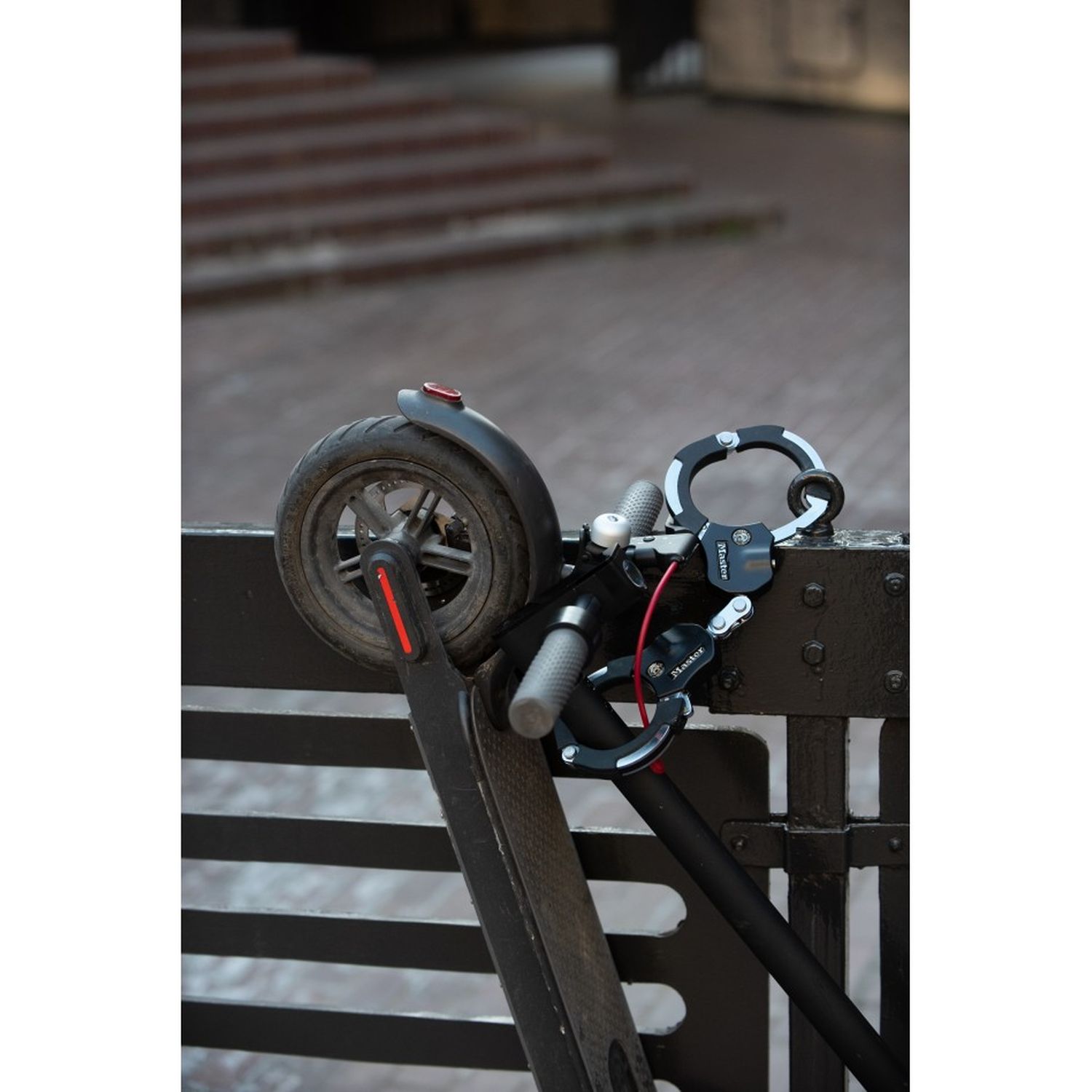 Voir la diapositive 3 : MASTER Antivol Paire de Menottes Street Cuff Master Lock pour véhicules 2 roues légers
