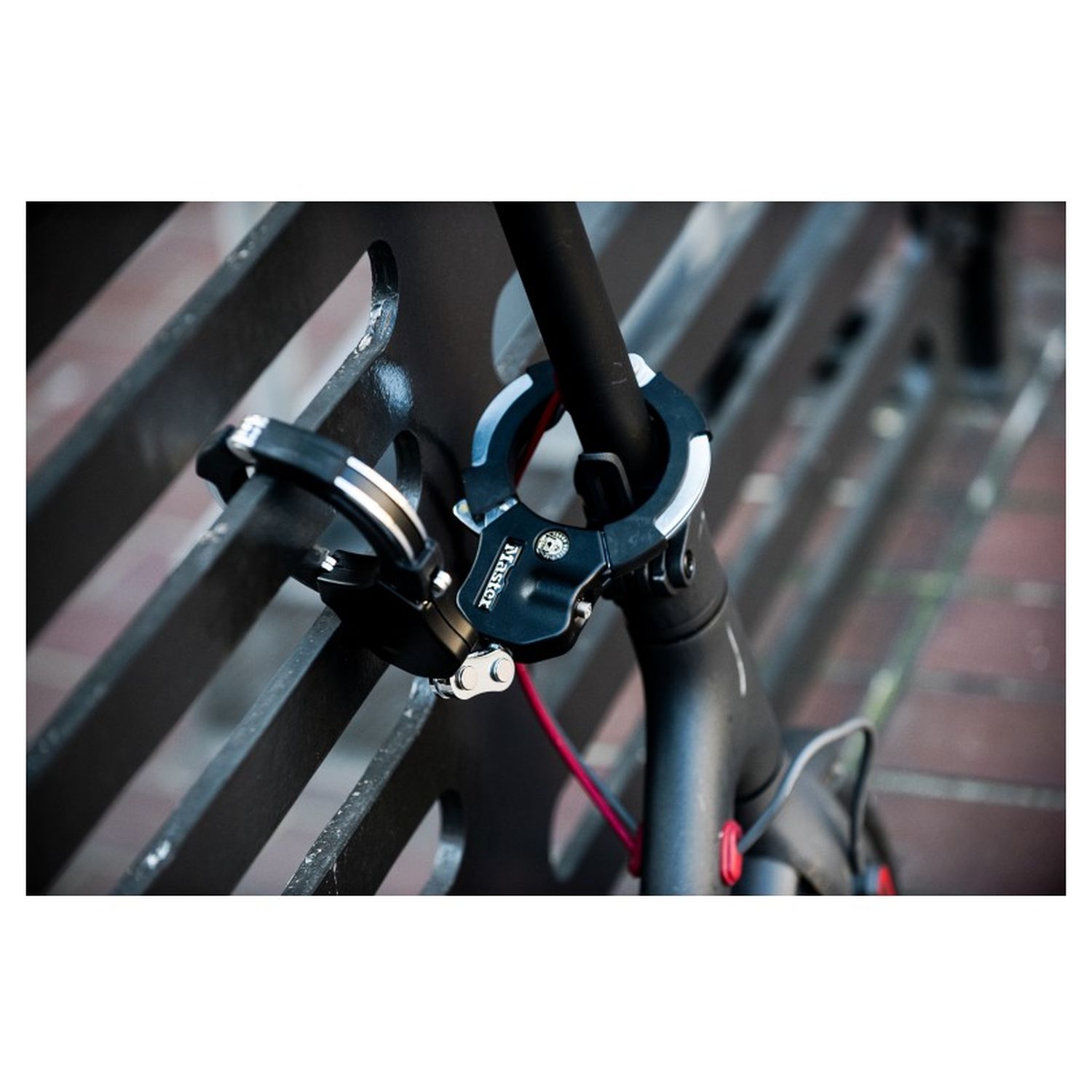 Voir la diapositive 6 : MASTER Antivol Paire de Menottes Street Cuff Master Lock pour véhicules 2 roues légers