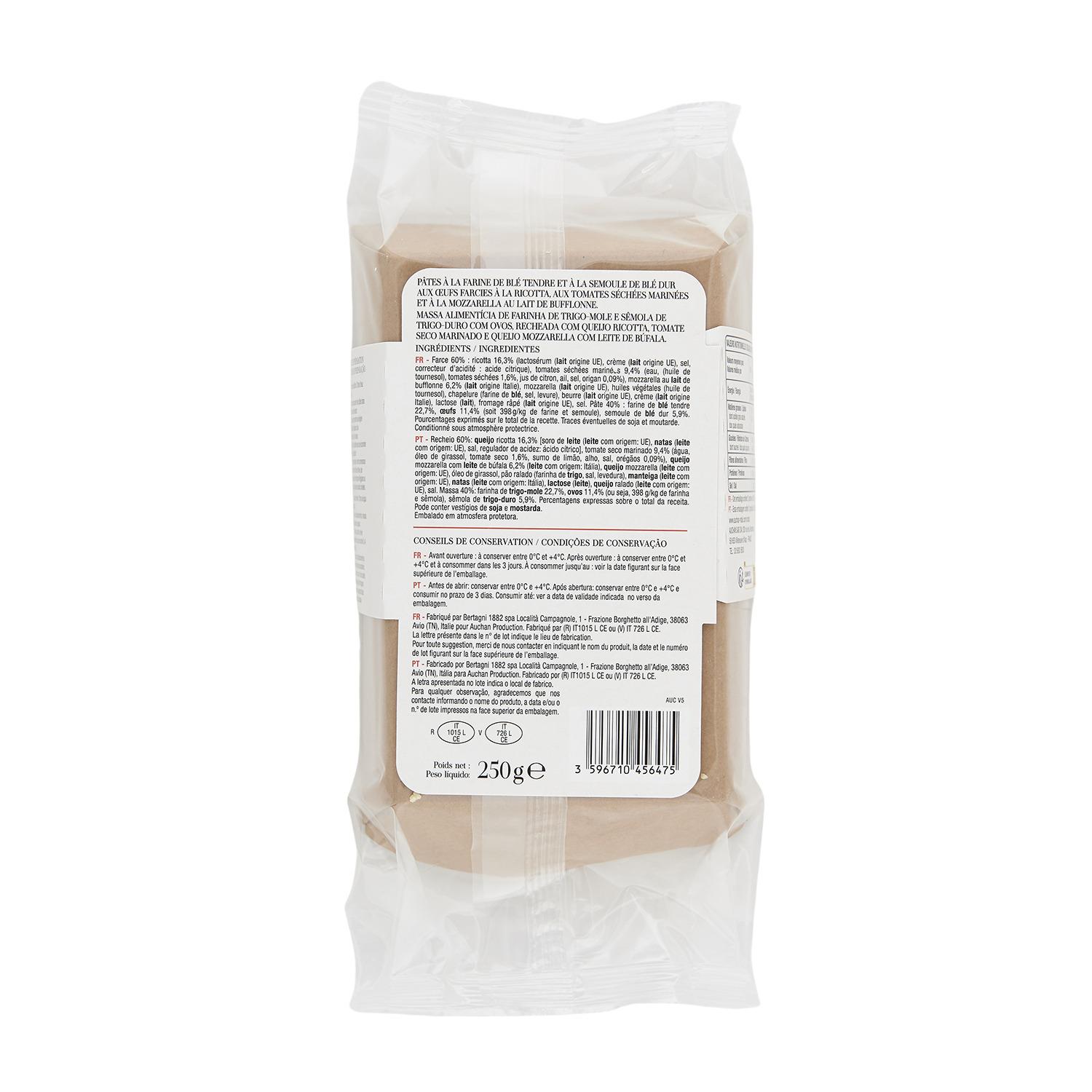 Voir la diapositive 3 : AUCHAN TAVOLA IN ITALIA Mezzelune aux tomates séchées et mozzarella 2 parts 250g