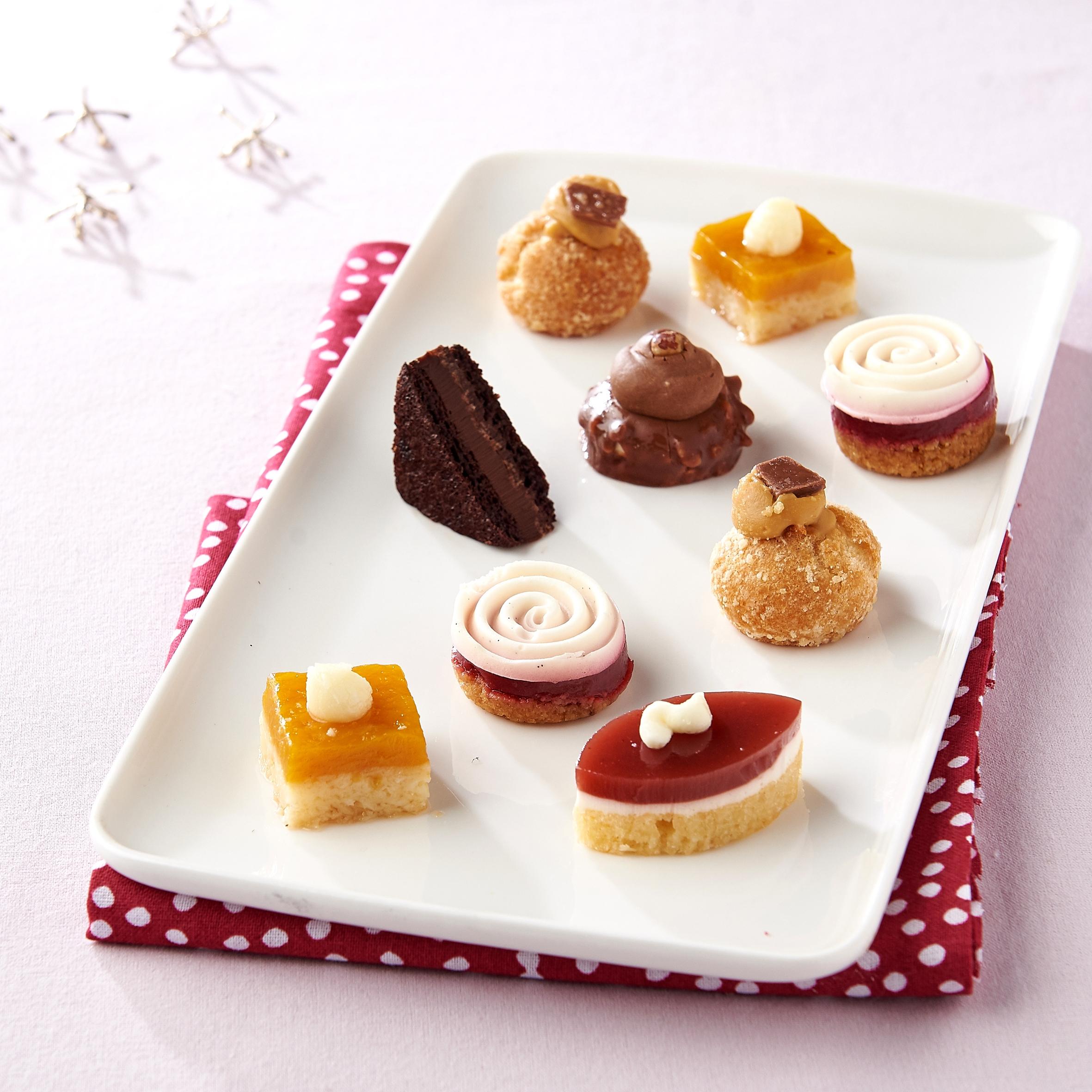SERVICE TRAITEUR Petits fours Art déco 48 pièces 550g