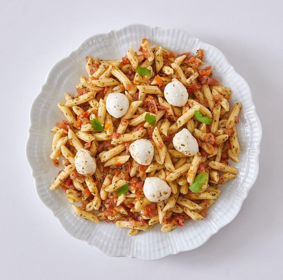 SERVICE TRAITEUR Mini penne à la tomate mozzarella et basilic 7/8 parts 1.2kg