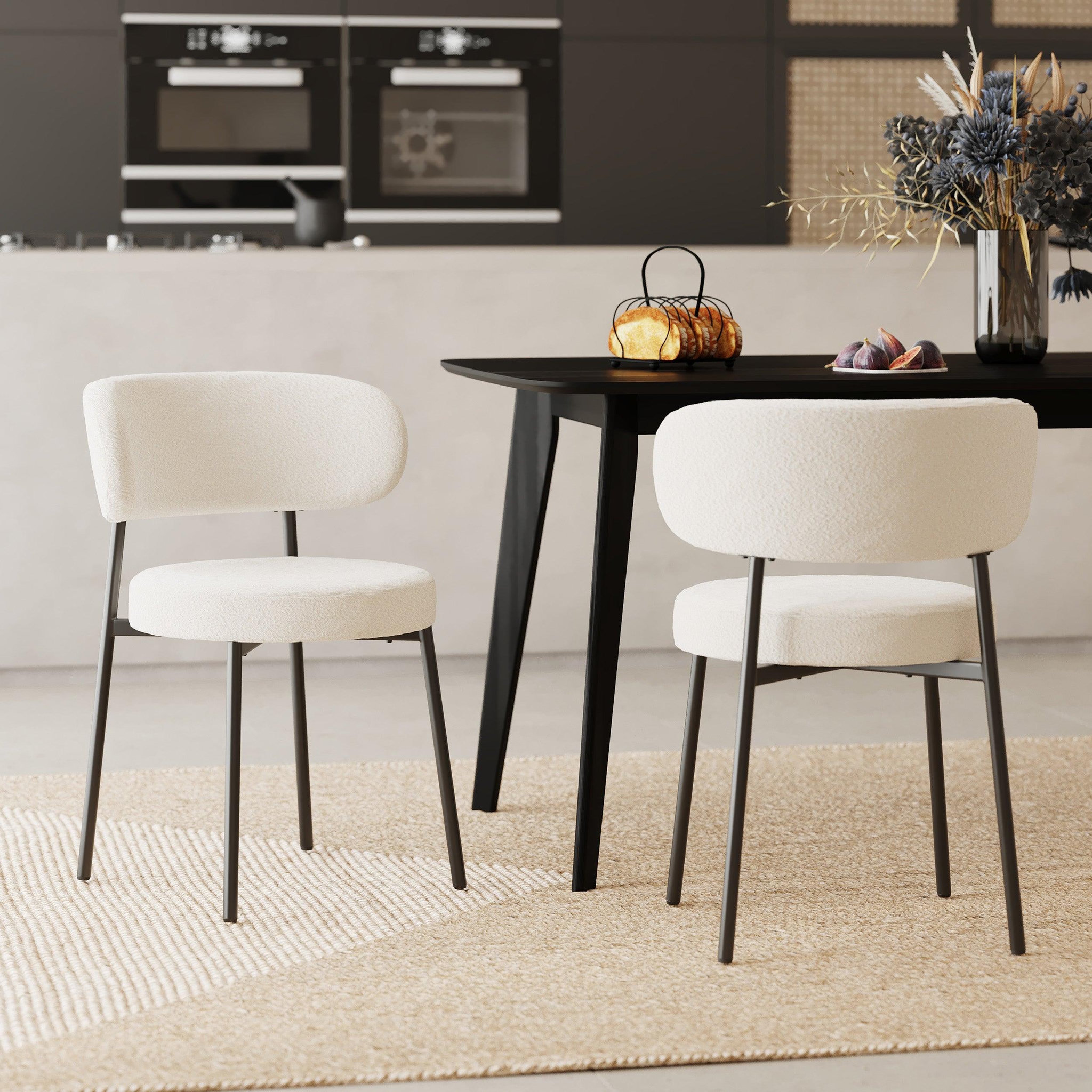 Voir la diapositive 2 : MAISON PAVANE Lot de 2 chaises en tissu bouclé blanc cassé et pieds noirs-maëlie