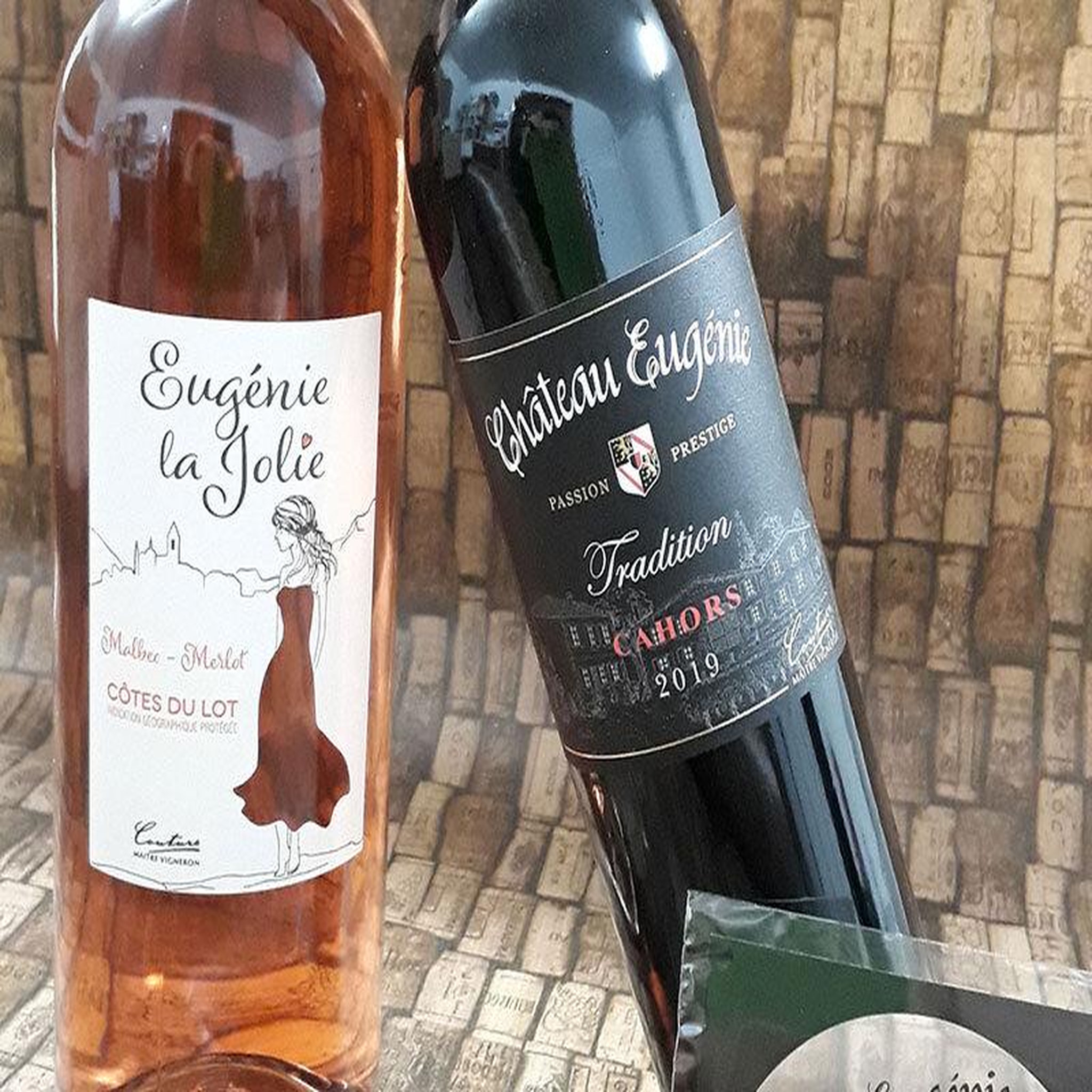 Voir la diapositive 2 : Smartbox Atelier d'initiation à l'œnologie de 2h avec 2 bouteilles de vin, carnet en liège et kit dégustation - coffret cadeau gastronomie