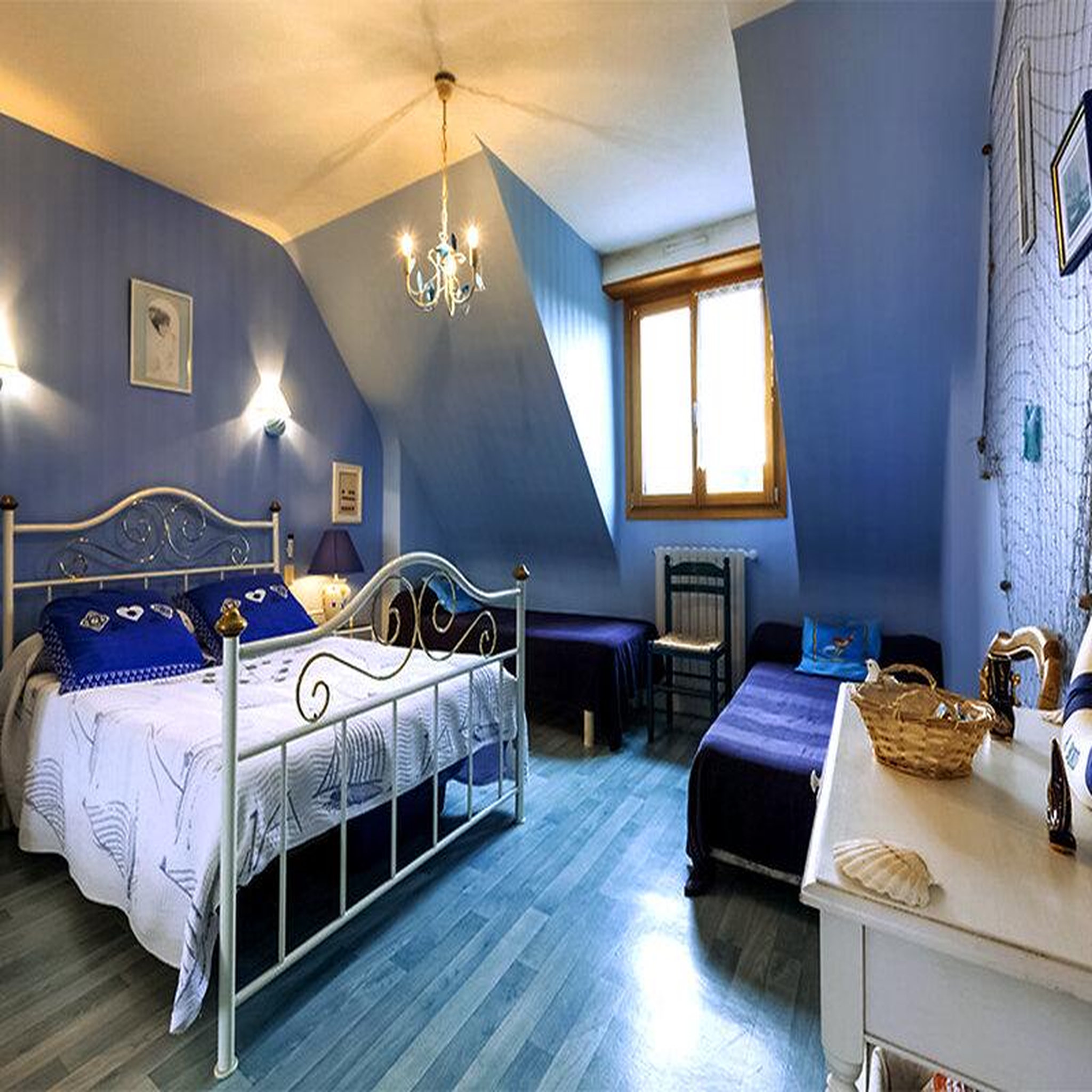 Voir la diapositive 2 : Smartbox Séjour familial en chambre d'hôtes : 4 jours avec dîners près de saint-malo - coffret cadeau séjour