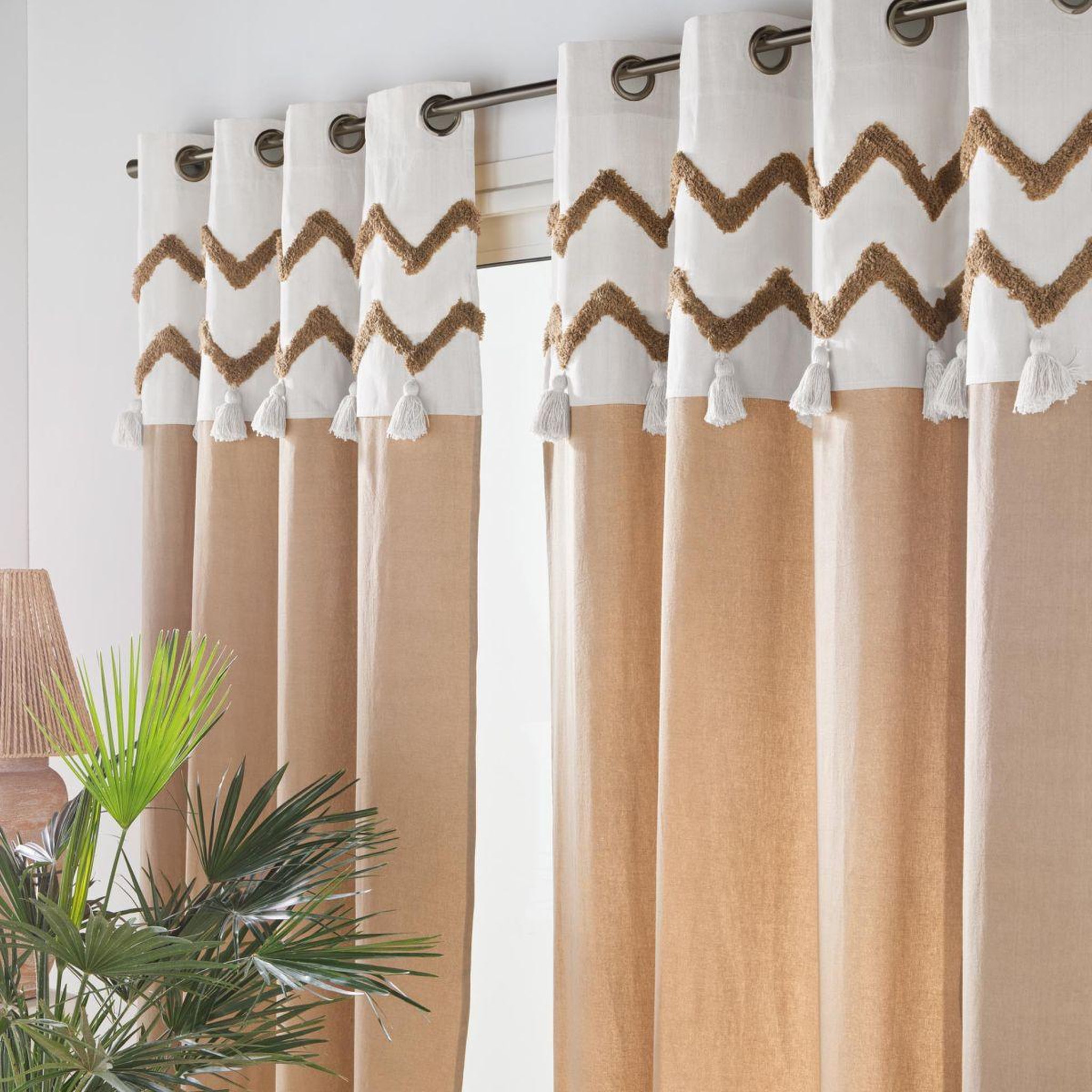 Voir la diapositive 2 : Douceur d'Intérieur Rideau à œillets avec pompons  azari  140x240cm camel