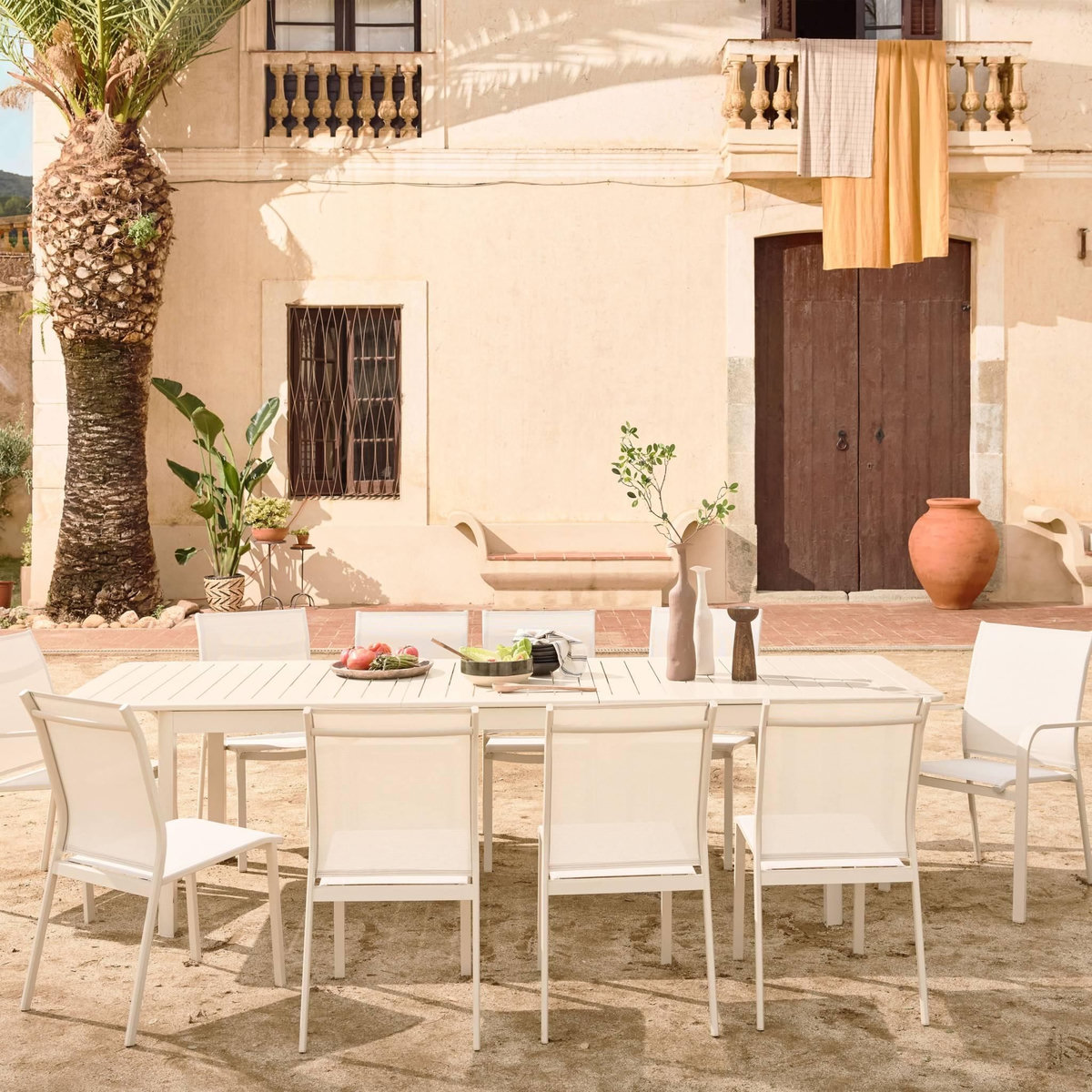 SWEEEK Table de jardin extensible aluminium + 10 assises aluminium et textilène beige. 8 chaises. 2 fauteuils. 10 places. 290 x 100 x 75 cm