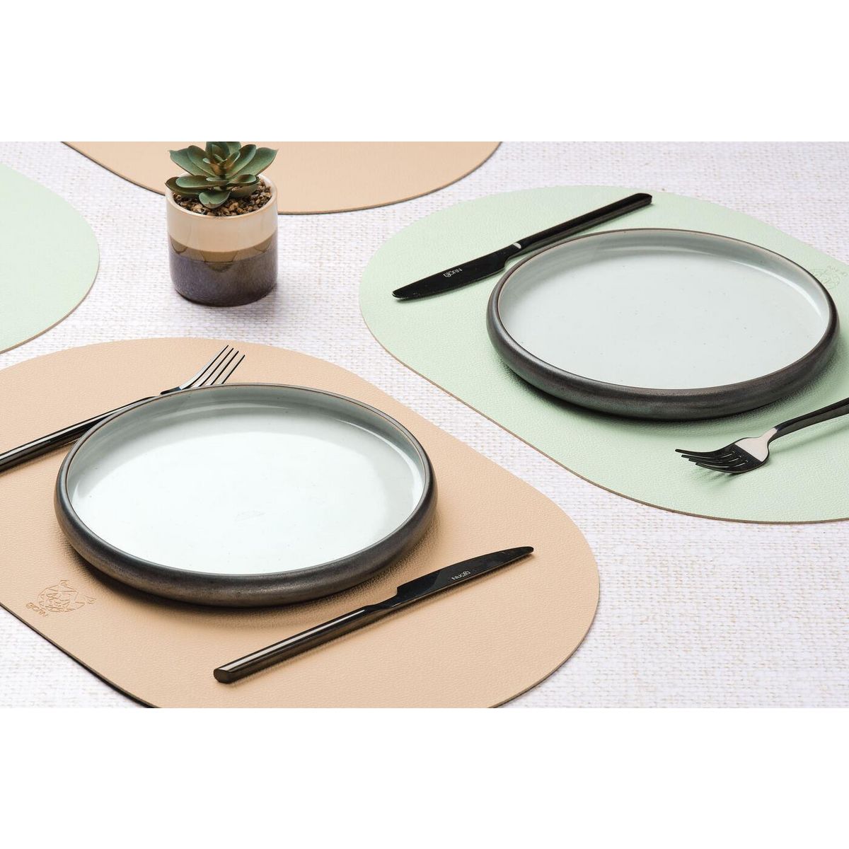 BJORN Set de table ovale réversible - 6 pièces - Cuir recyclé rose pâle et vert pâle