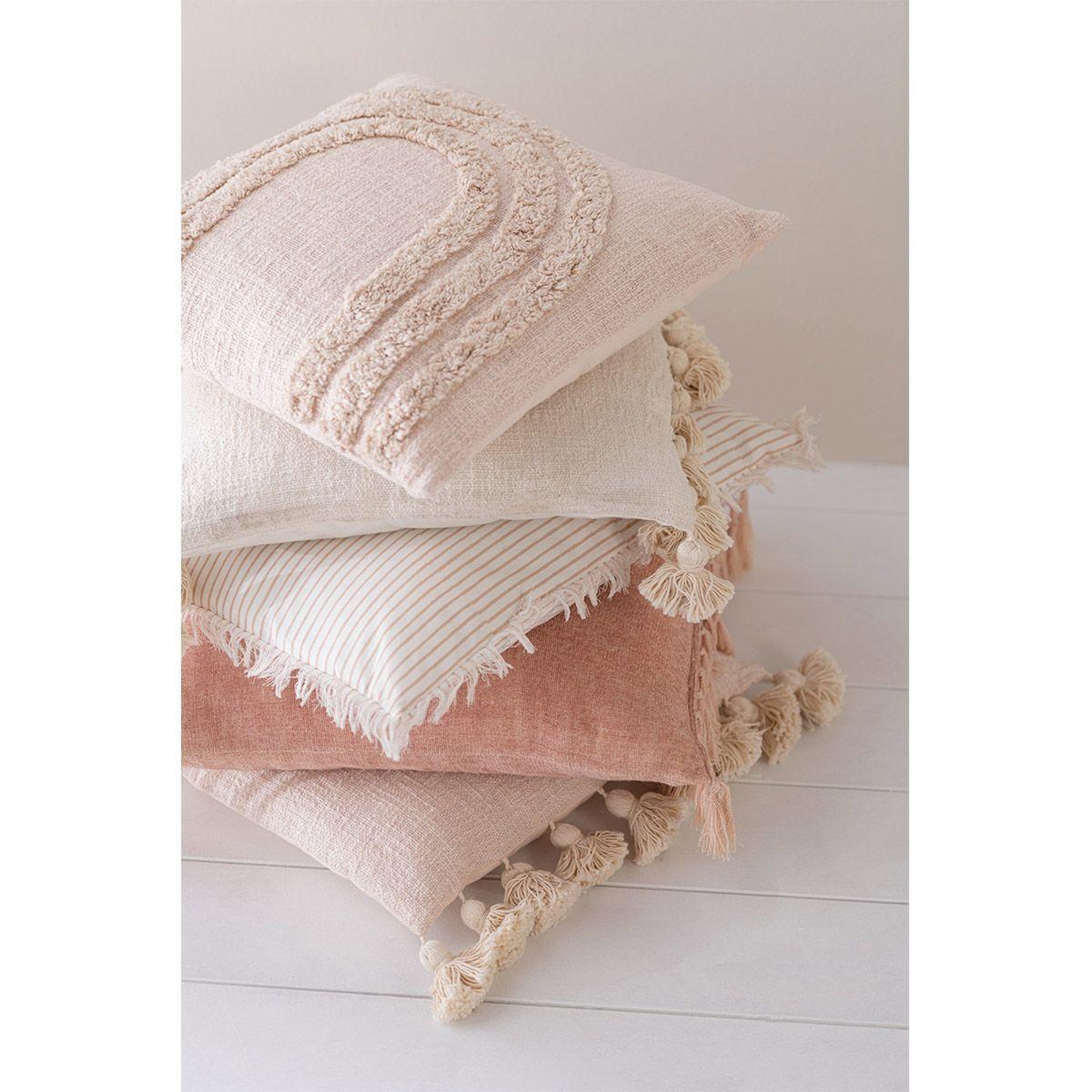 Voir la diapositive 4 : J-LINE Coussin déco pompons  bella  48x48cm beige