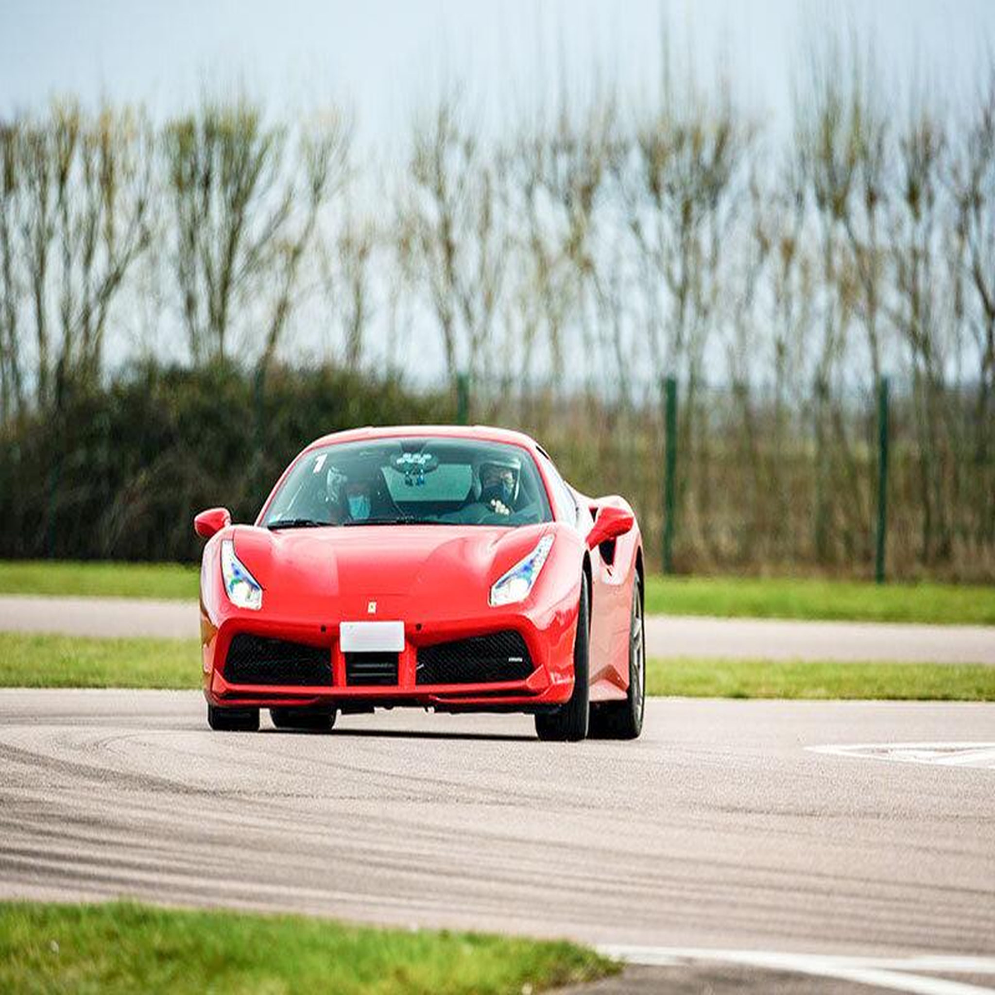 Voir la diapositive 4 : Smartbox Stage de pilotage : 2 tours au volant ou en passager en Ferrari 488 GTB sur circuit - Coffret Cadeau Sport & Aventure