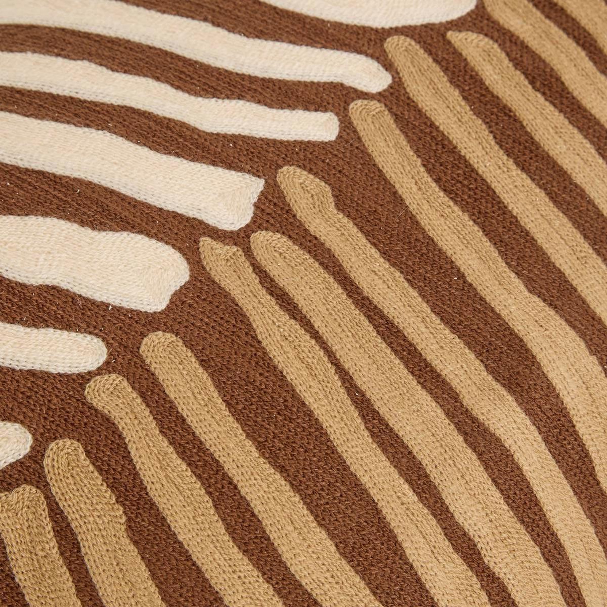 Voir la diapositive 3 : ATMOSPHERA Coussin déco brodé  hary  35x75cm marron