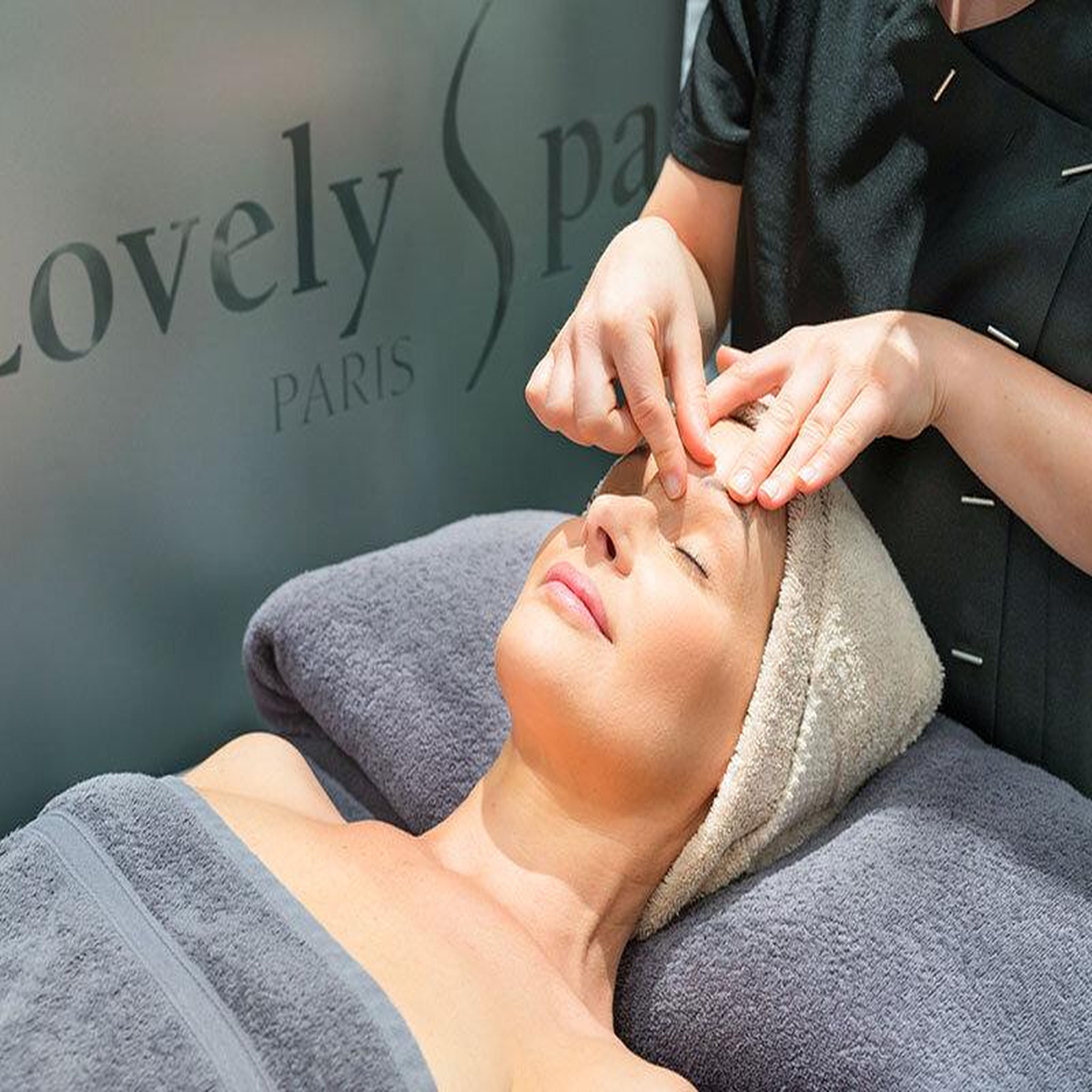 Voir la diapositive 3 : Smartbox Pause détente à paris : soin du visage et du corps avec accès au hammam - coffret cadeau bien-être