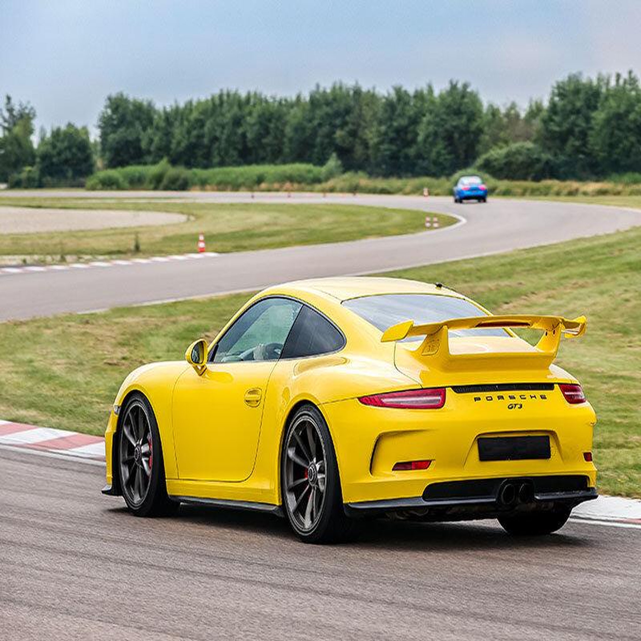 Voir la diapositive 2 : Smartbox Stage de pilotage : 2 tours sur le circuit du Roussillon en Porsche 991 GT3 - Coffret Cadeau Sport & Aventure
