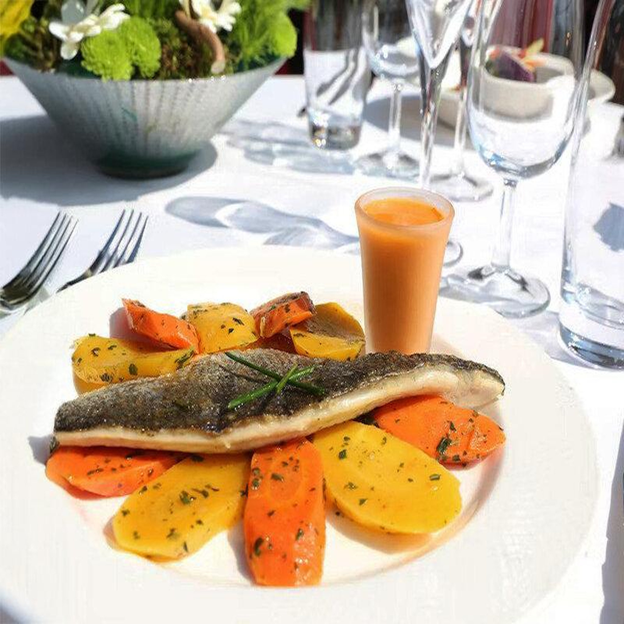 Voir la diapositive 3 : Smartbox Paris en famille : dîner croisière excellence sur la seine pour 2 adultes et 1 enfant - coffret cadeau gastronomie