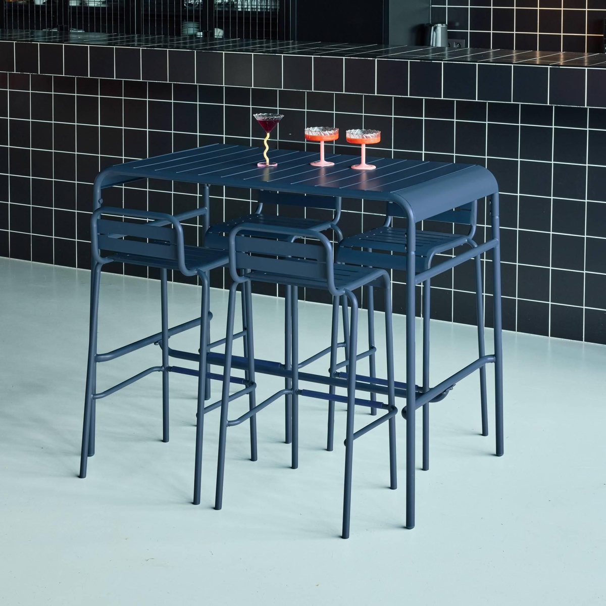 SWEEEK Table haute de jardin AMELIA, 4 chaises hautes en acier, 120 x 70cm x 95cm