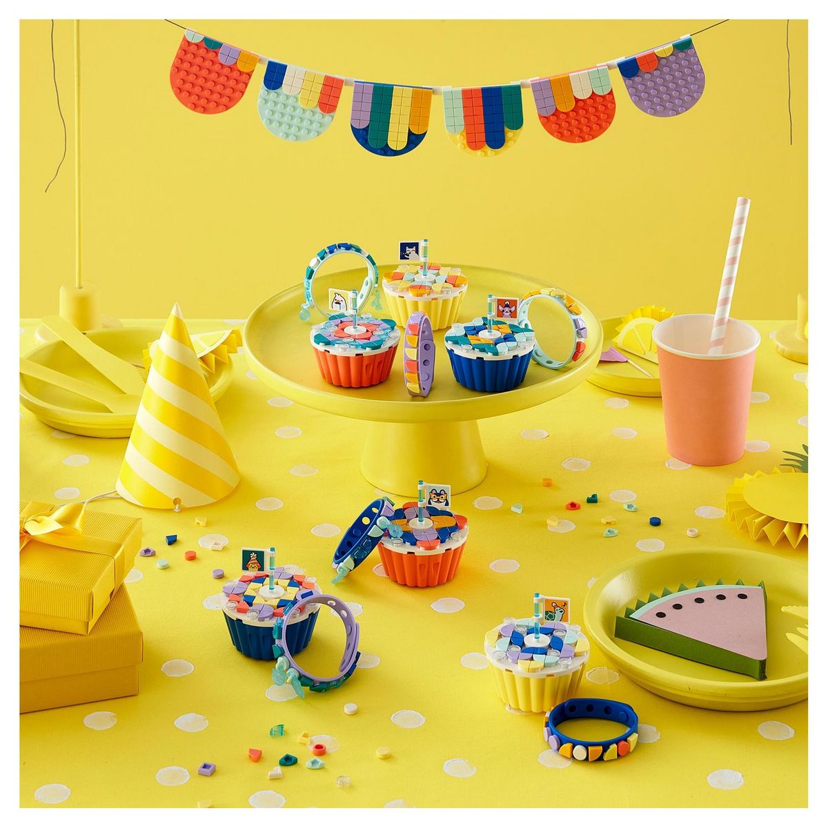 LEGO DOTS 41806 Le kit de fête ultime, eux Anniversaire, Cadeau pour Sachets de Fête, avec Cupcakes, Jouets Bracelets et Guirlandes, Décoration