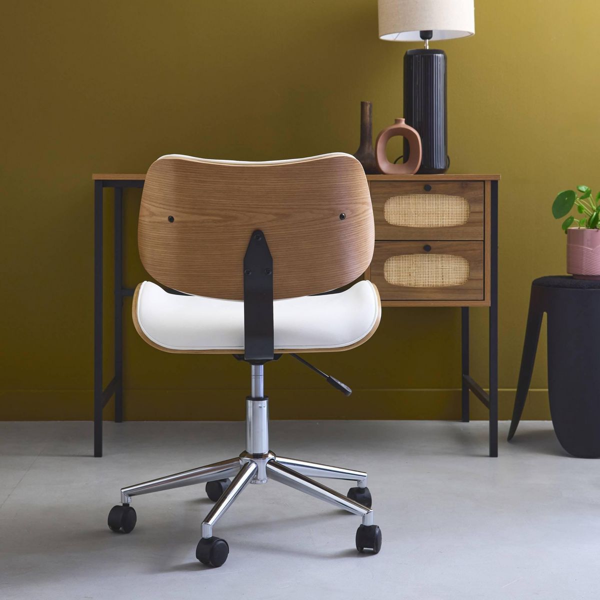 SWEEEK Chaise de bureau à roulettes décor bois courbé et simili cuir