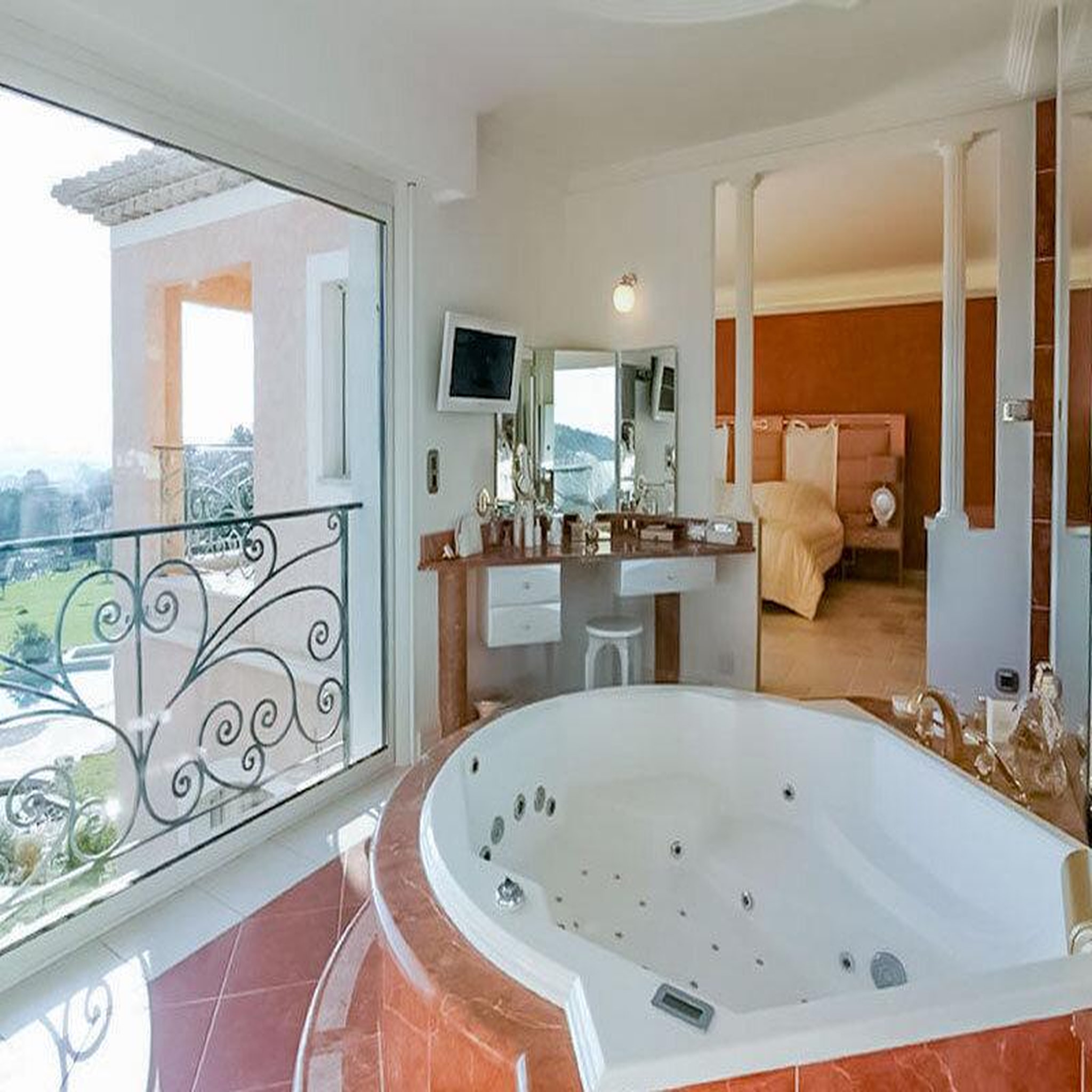 Voir la diapositive 3 : Smartbox 2 jours en suite dans une villa avec vin et accès à l'espace détente sur la Côte d'Azur - Coffret Cadeau Séjour