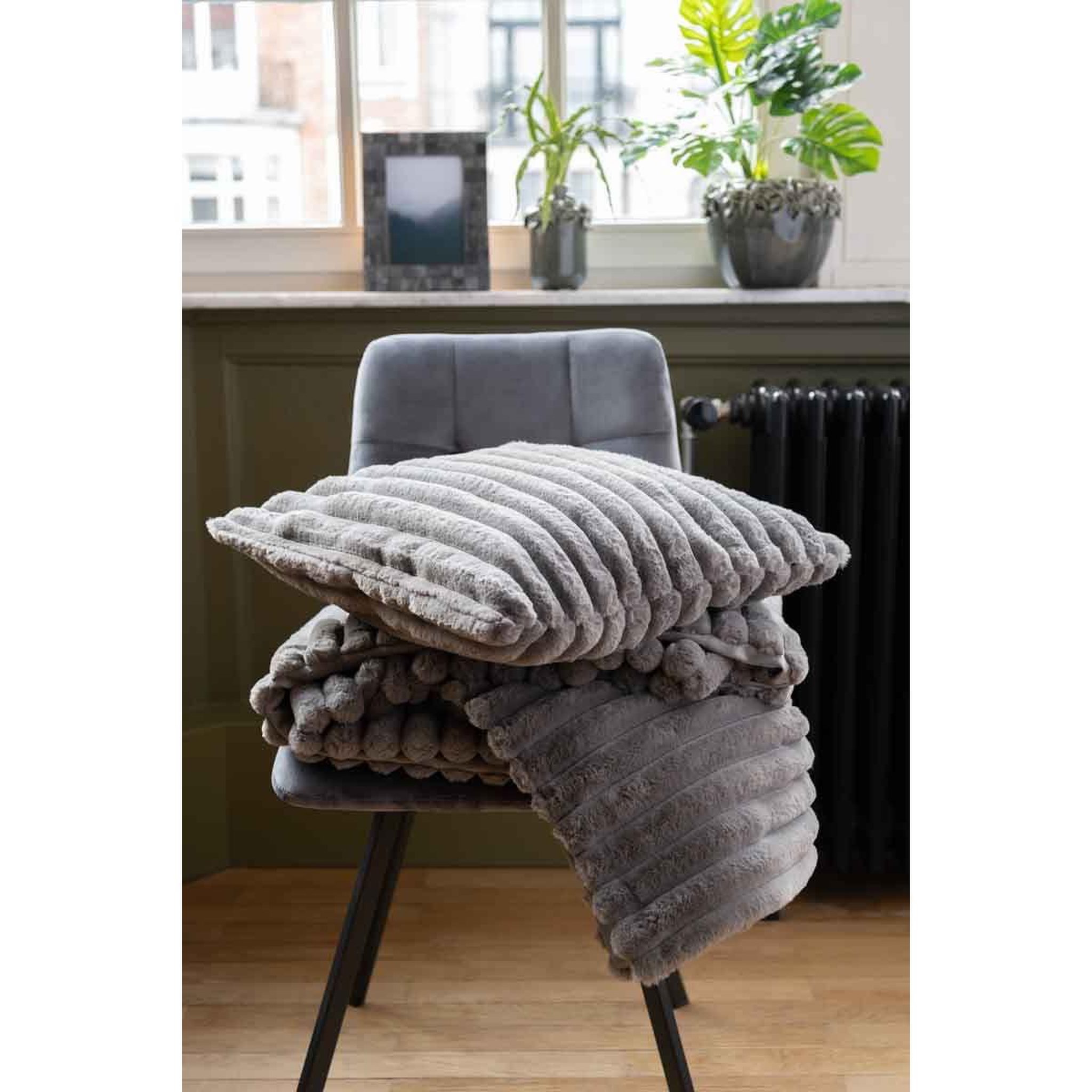 Voir la diapositive 4 : J-LINE Plaid design uni  corduroy  130x180cm gris foncé