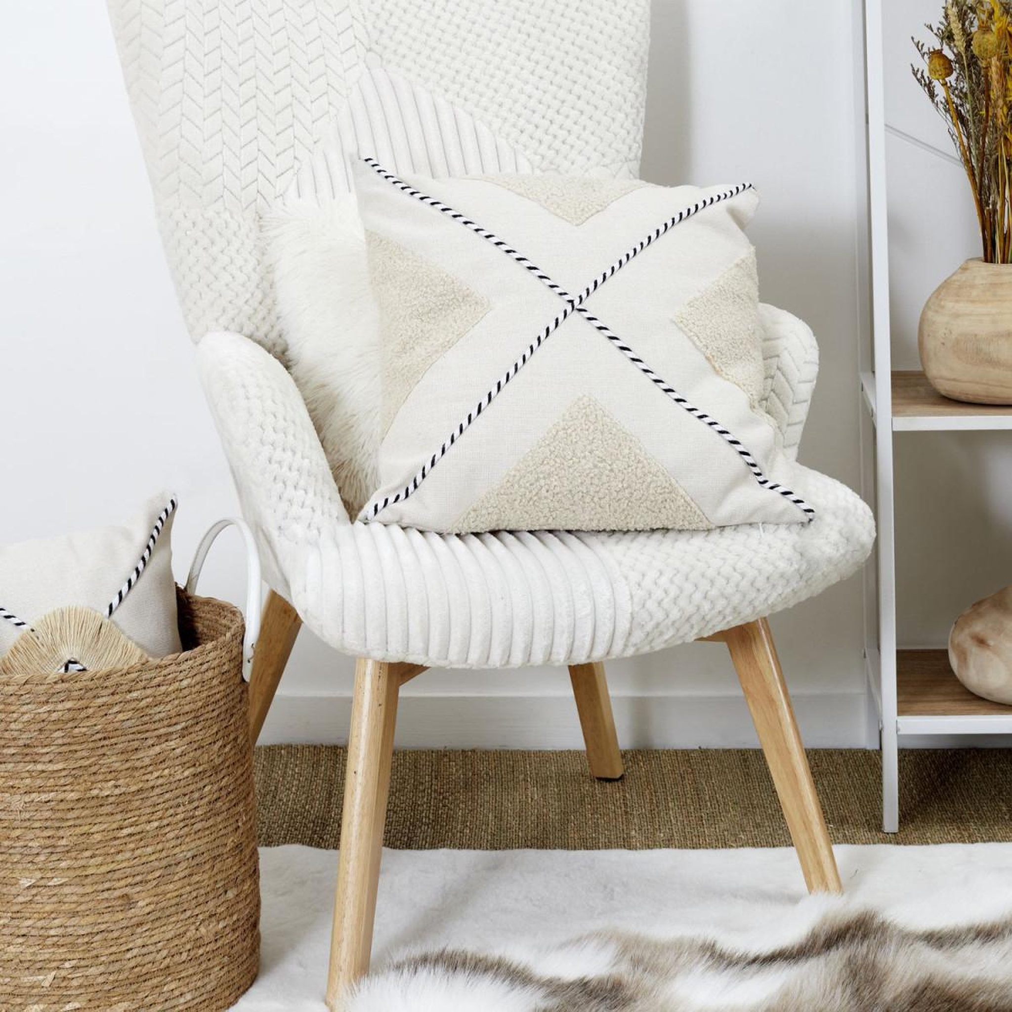 Voir la diapositive 5 : The Home Deco Factory Coussin déco bouclette  crush  40x40cm beige