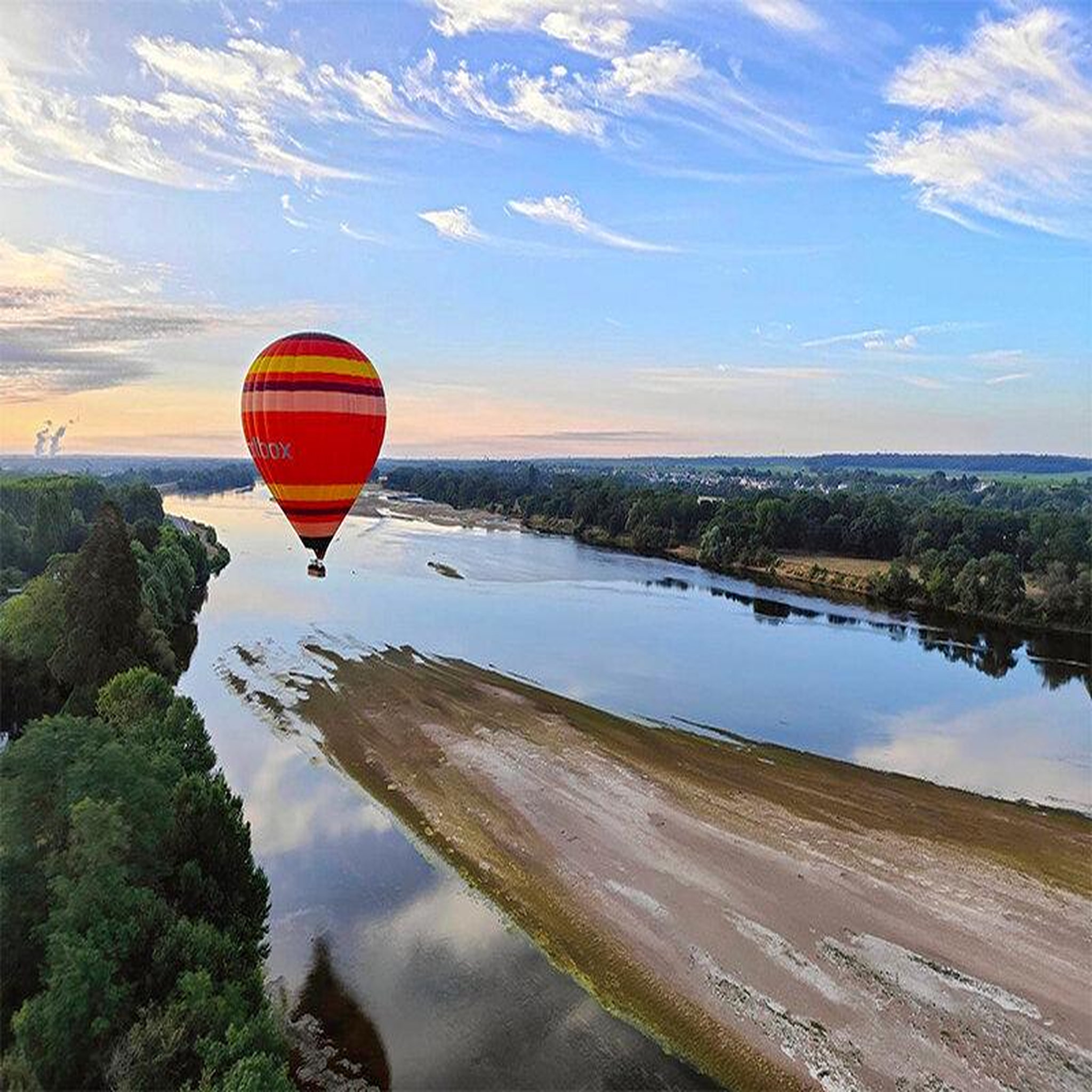 Voir la diapositive 2 : Smartbox Vol en montgolfière au-dessus des châteaux de la loire avec repas 3 plats en semaine pour 2 personnes - coffret cadeau sport & aventure