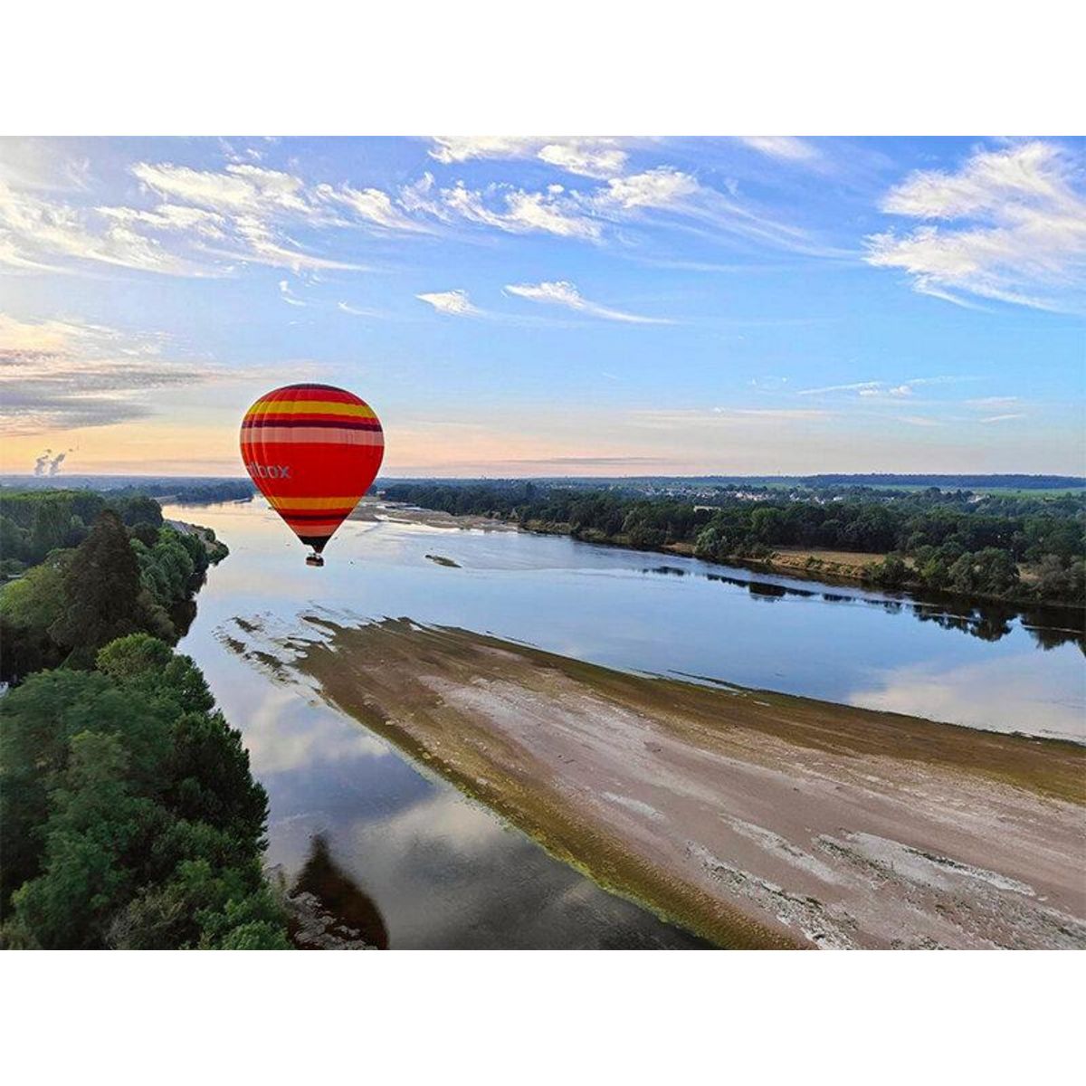 Smartbox Vol en montgolfière au-dessus des châteaux de la Loire avec repas 3 plats en semaine pour 2 personnes - Coffret Cadeau Sport & Aventure