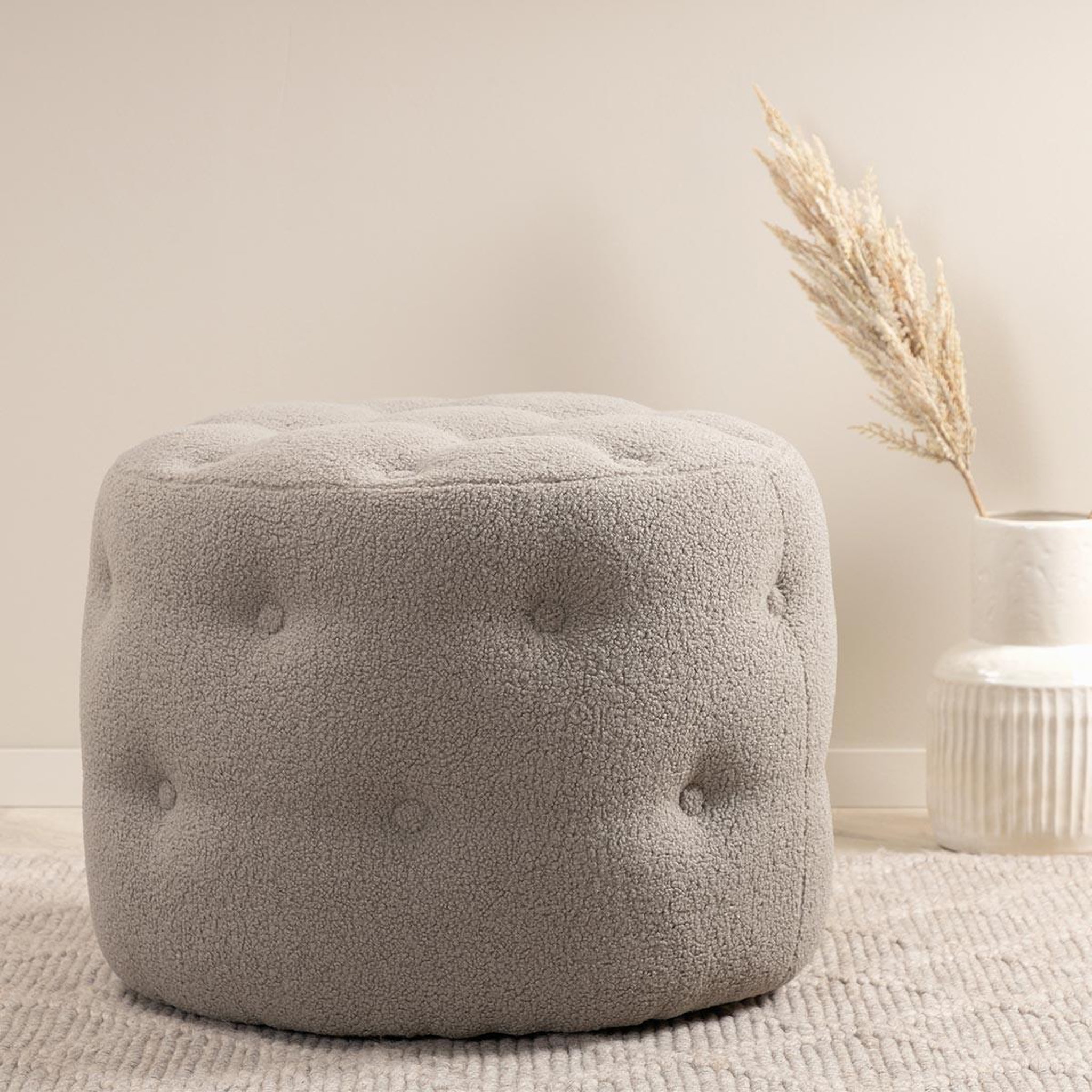 Voir la diapositive 2 : Paris Prix Pouf capitonné tissu bouclette  benjamin  55cm grège