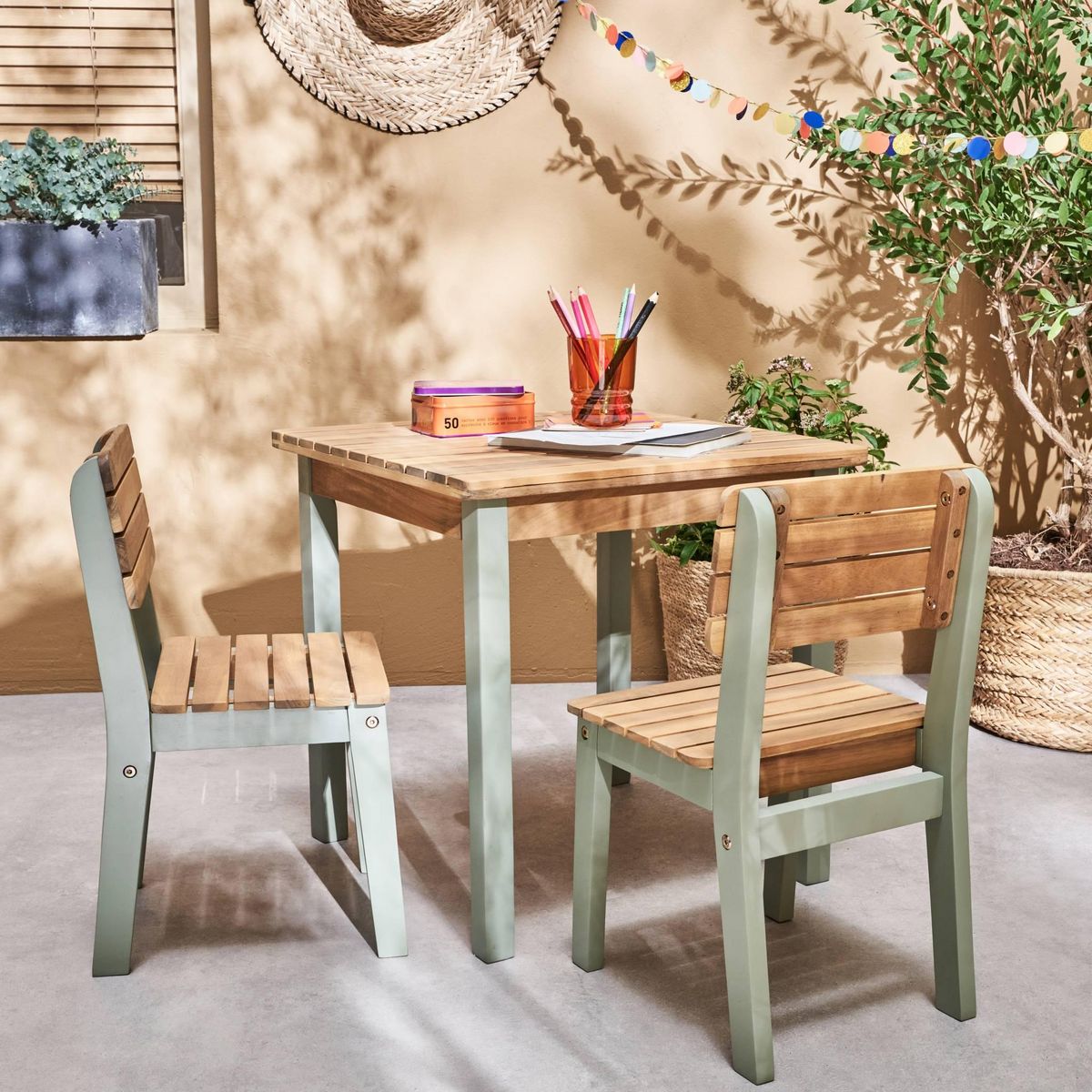 SWEEEK Table de jardin enfant, table en bois d'acacia, intérieur et extérieur avec 2 chaises