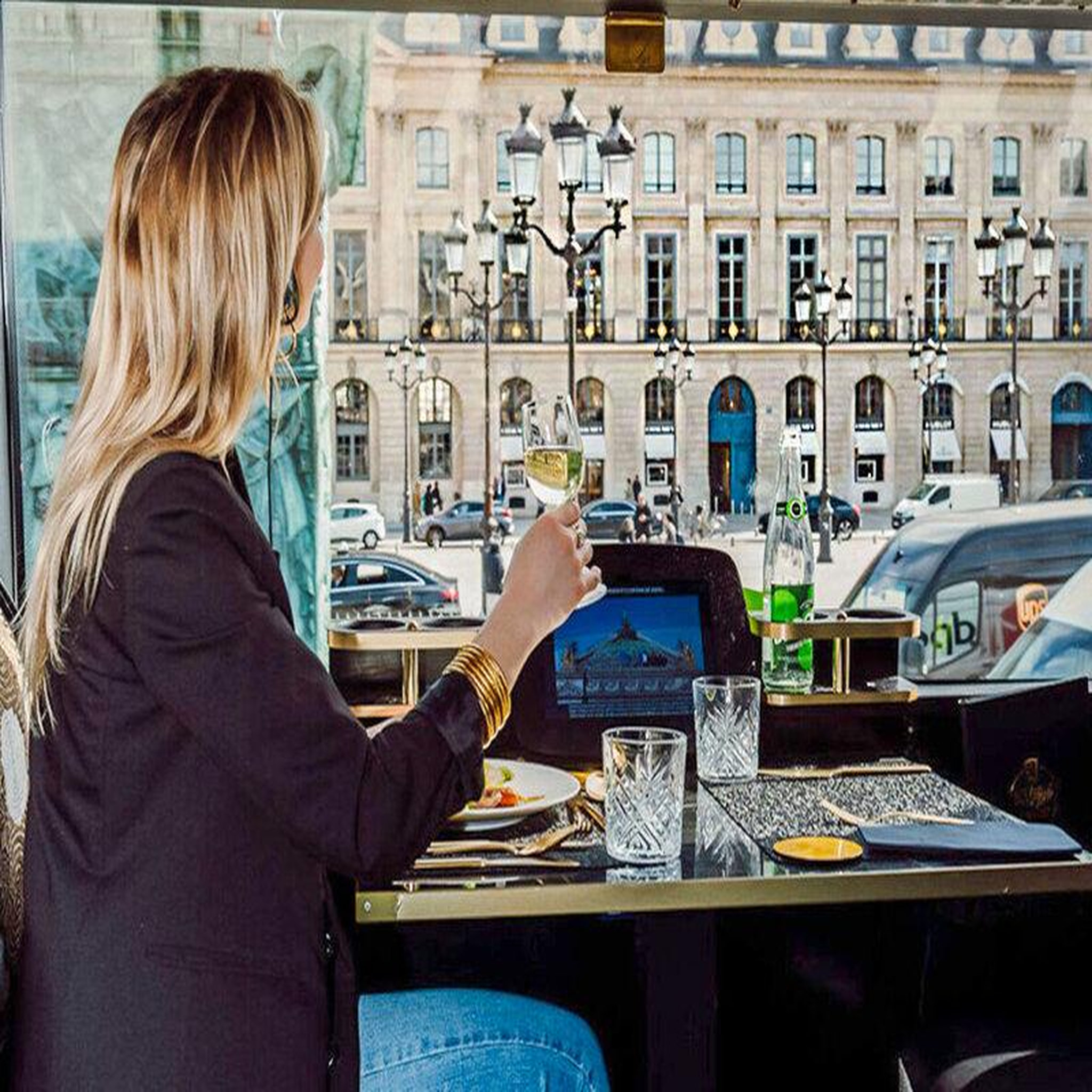 Voir la diapositive 3 : Smartbox Déjeuner insolite 4 plats avec visite de paris dans le bus à impériale le saint-germain 1920 - coffret cadeau gastronomie