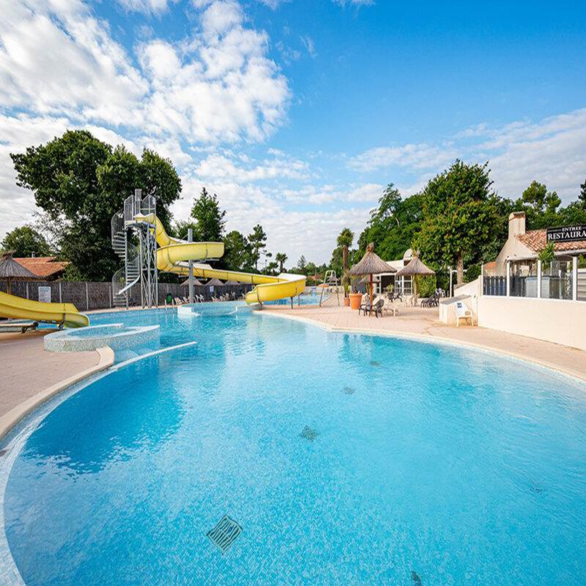 Voir la diapositive 4 : Smartbox 2 jours insolites en famille en coco sweet dans un camping 4* près des sables-d'olonne avec minigolf - coffret cadeau séjour
