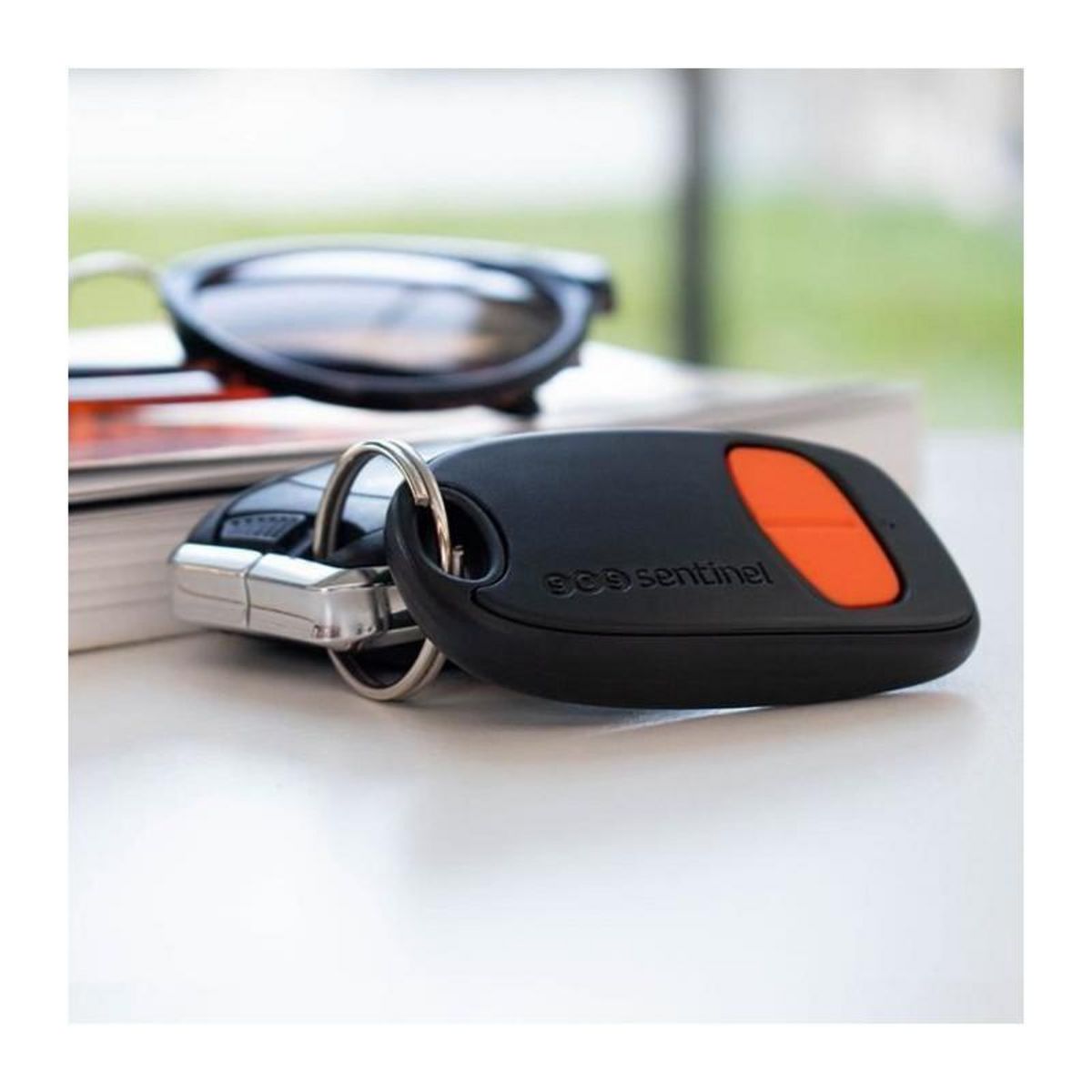 SCS SENTINEL Télécommande 2 canaux - SCS SENTINEL - SimplyControl - Orange, portée 40m, fréquence 433.92 MHz, pile lithium CR2032 incluse