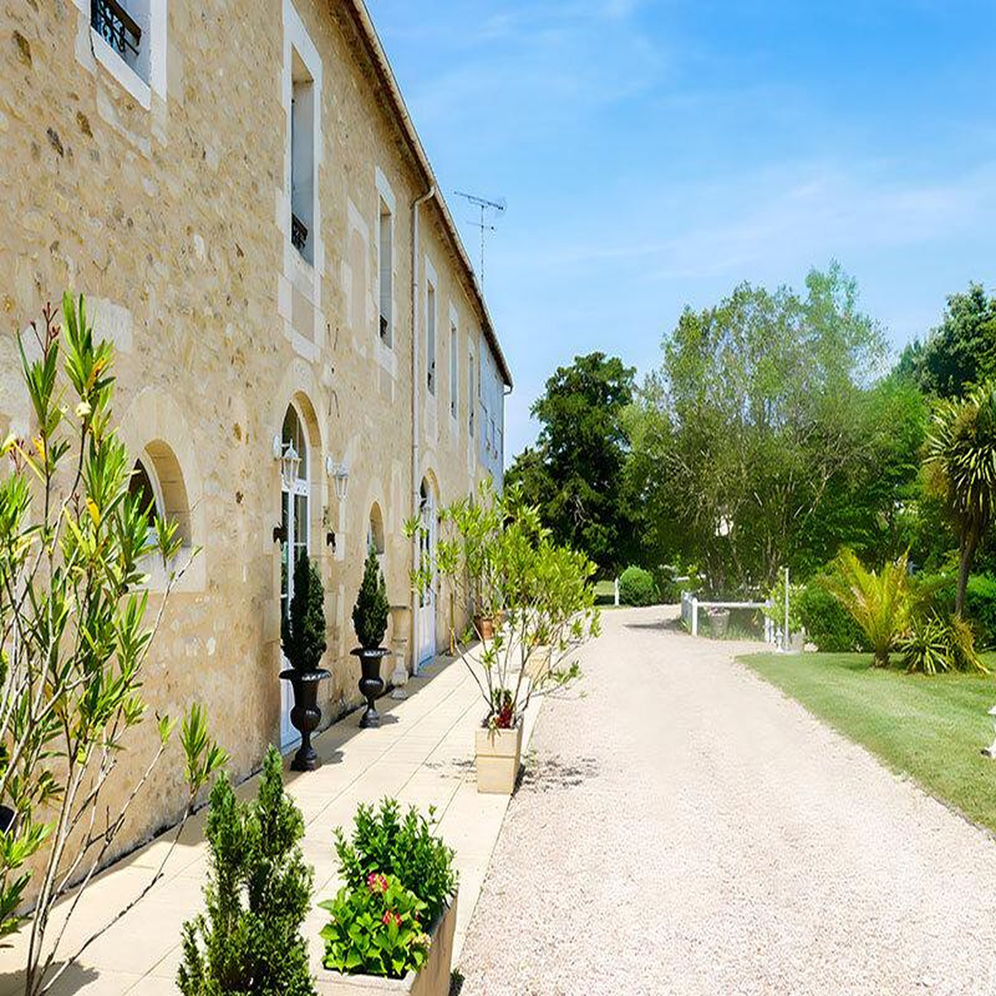 Voir la diapositive 5 : Smartbox 1 nuit en château avec spa et dîner près de Bordeaux - Coffret Cadeau Séjour