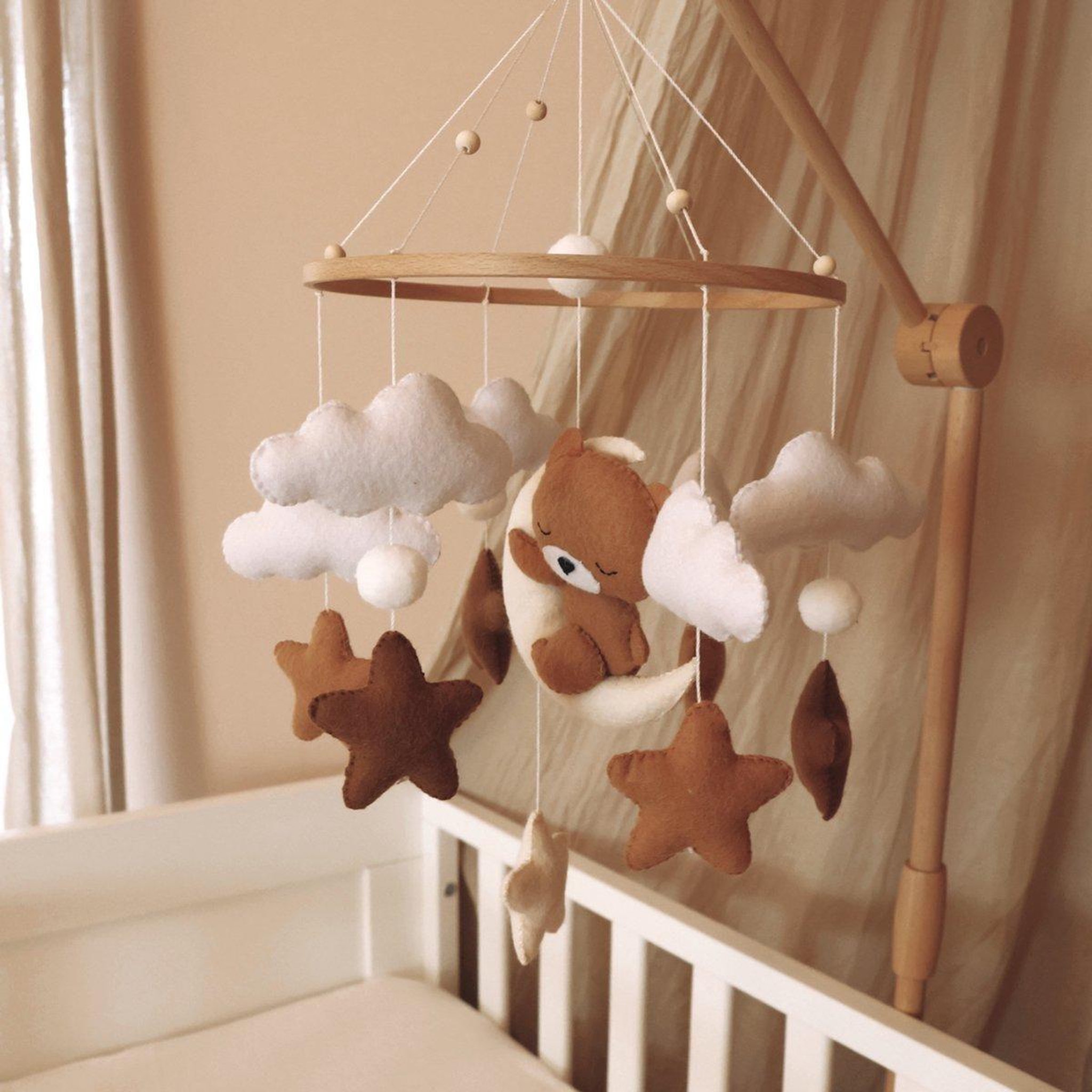 Voir la diapositive 2 : LITTLE LOUA Mobile bébé sleeping teddy fait main