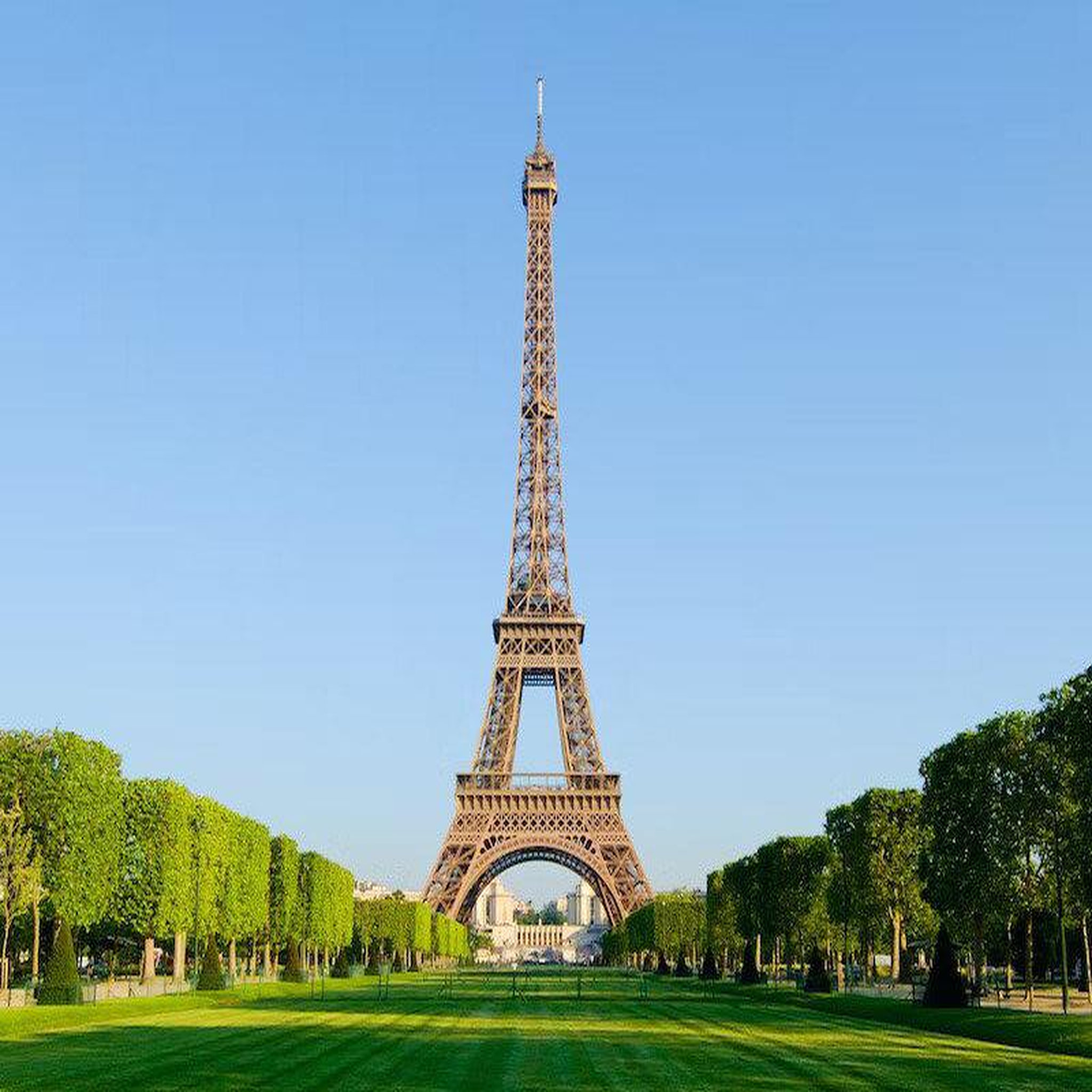 Voir la diapositive 4 : Smartbox Accès au sommet de la tour eiffel avec billet coupe-file et audio-guide pour 2 adultes et 2 enfants - coffret cadeau sport & aventure