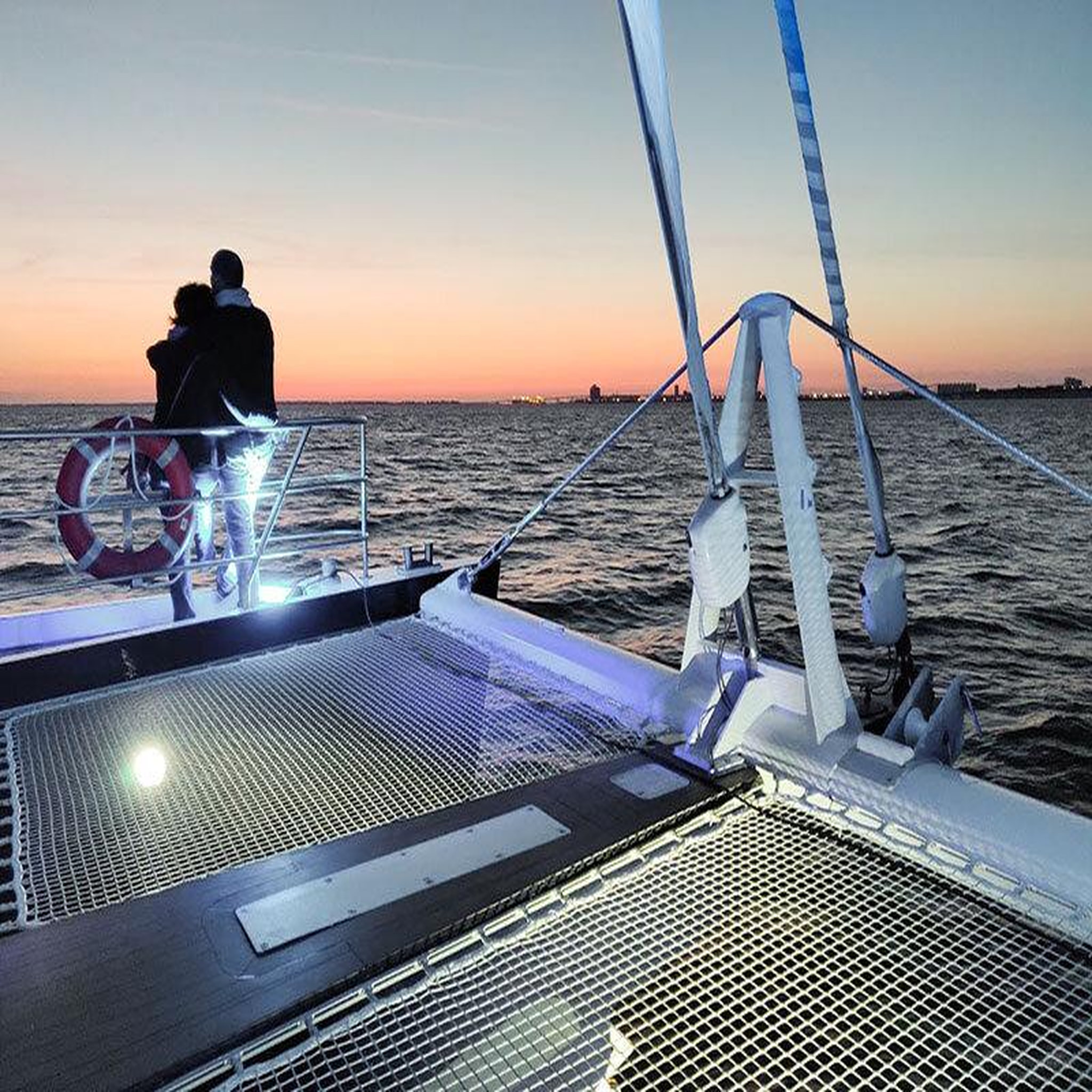 Voir la diapositive 4 : Smartbox Balade en catamaran pour 2 personnes depuis La Rochelle au coucher du soleil avec champagne - Coffret Cadeau Sport & Aventure