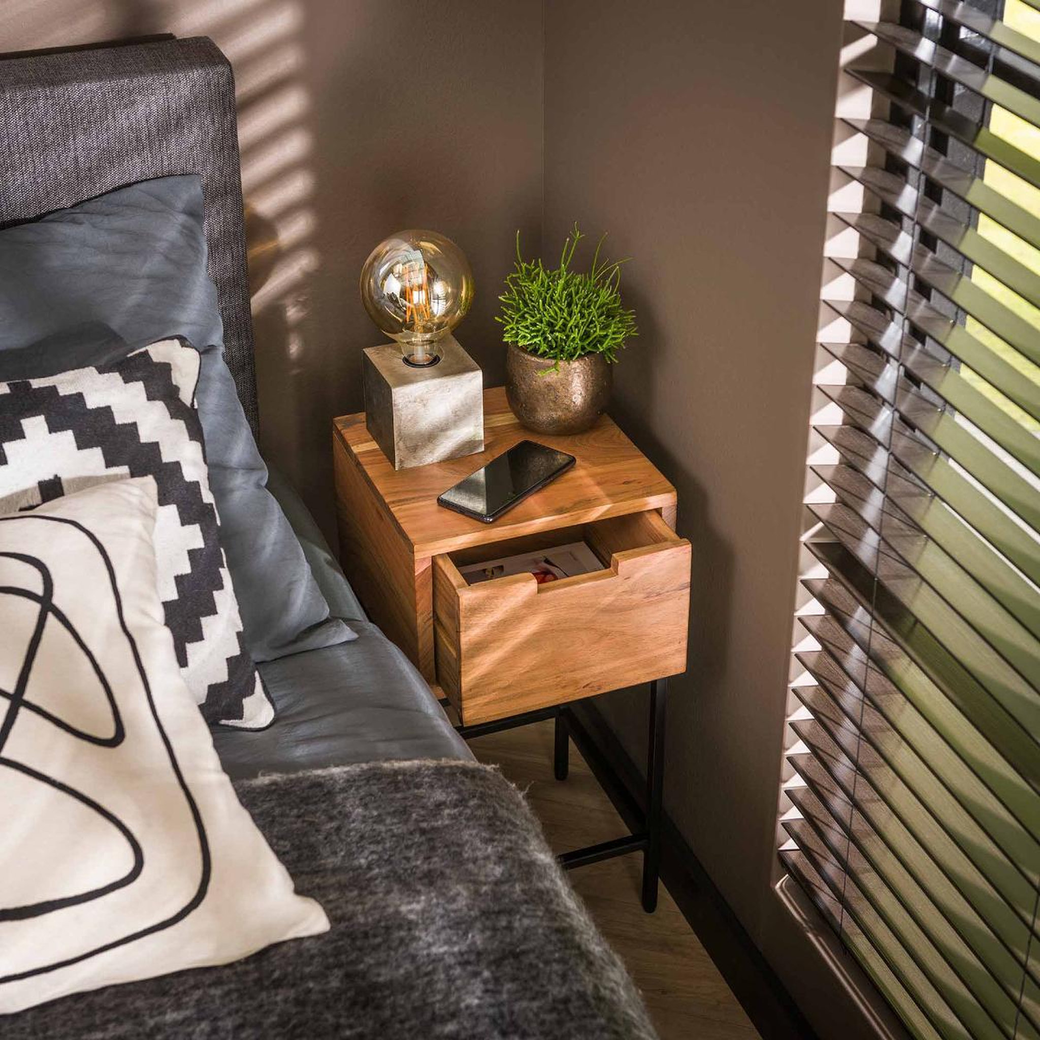Voir la diapositive 3 : JLC KREATION Table de chevet en bois massif talf
