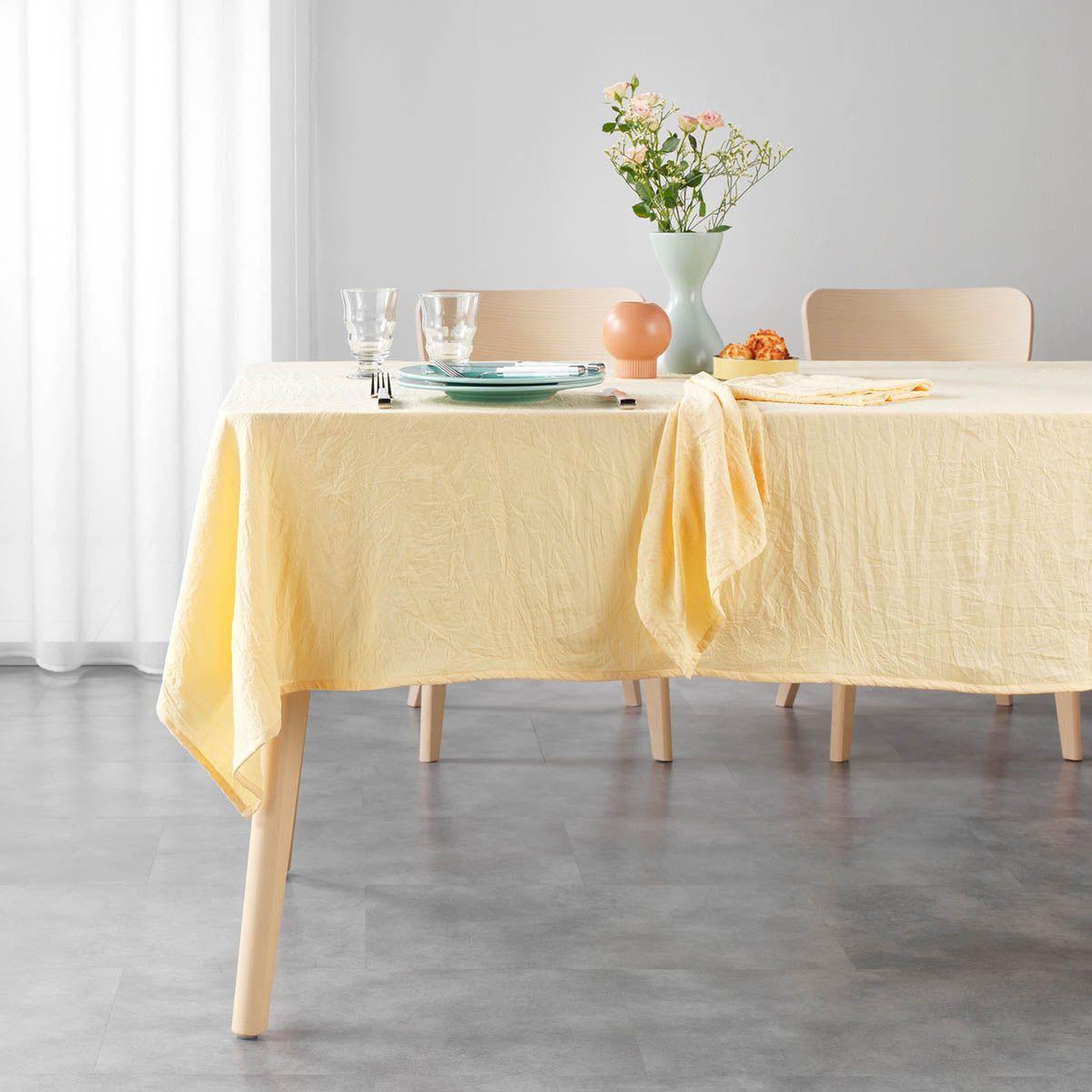 Voir la diapositive 3 : Douceur d'Intérieur Nappe microfibre  suzy  140x240cm jaune
