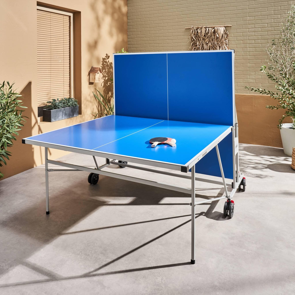 SWEEEK Table de ping pong OUTDOOR bleue - table pliable avec 4 raquettes et 6 balles