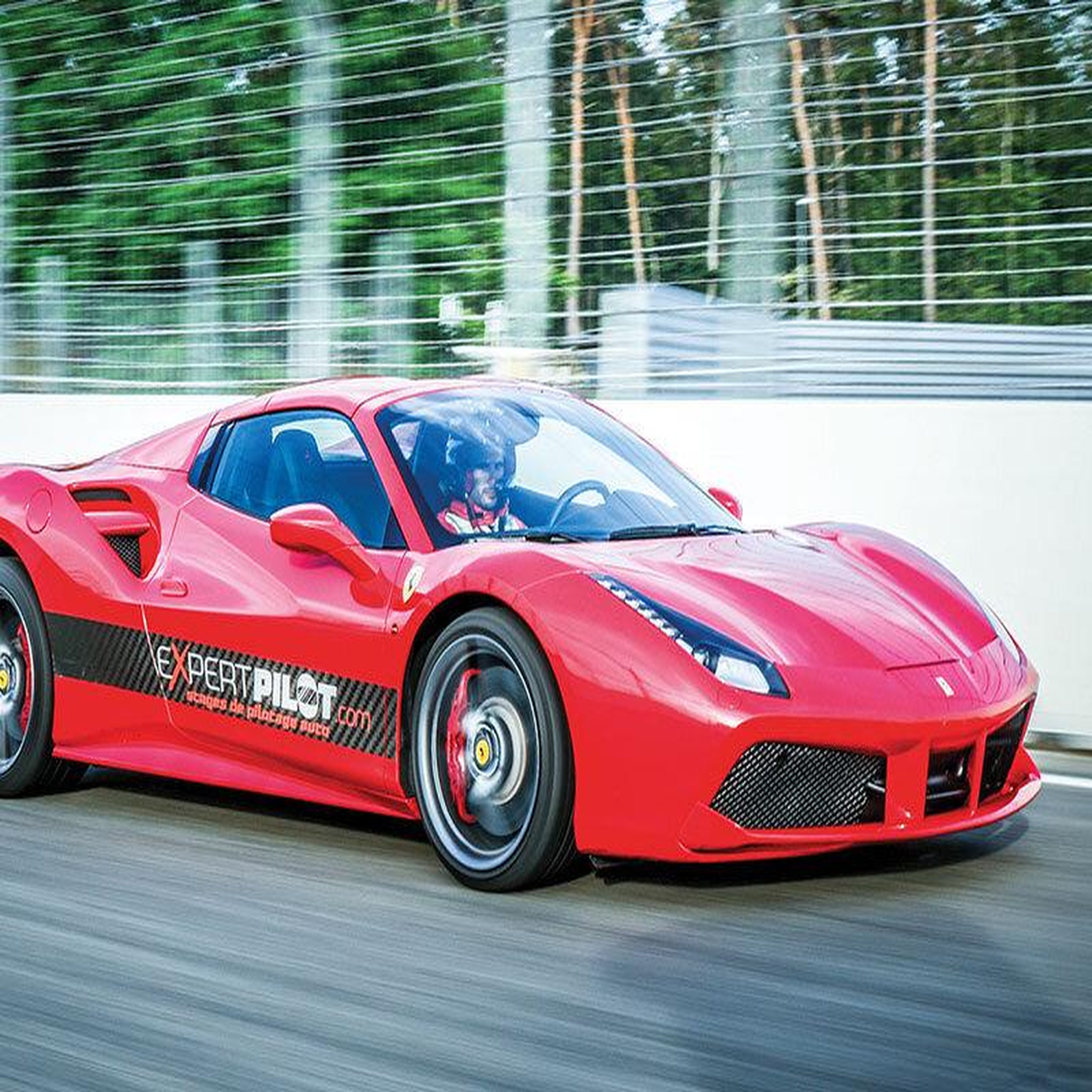 Voir la diapositive 3 : Smartbox 4 tours au volant d'une ferrari f488 sur le circuit de dijon-prenois - coffret cadeau sport & aventure