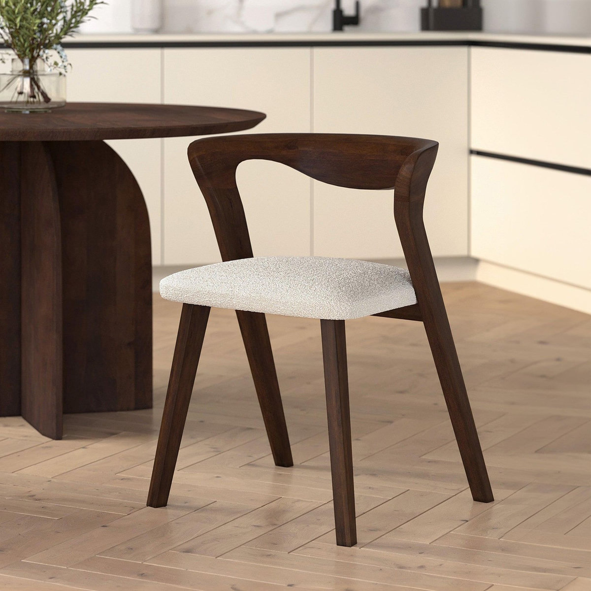 Rendez vous déco Chaise en bois d'hévéa foncé et tissu bouclé crème - Vega