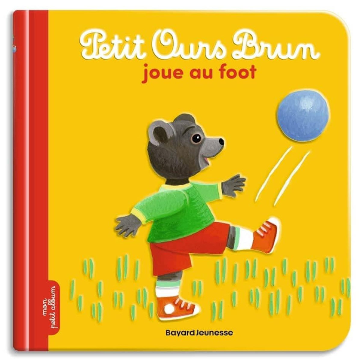 PETIT OURS BRUN JOUE AU FOOT, Aubinais Marie