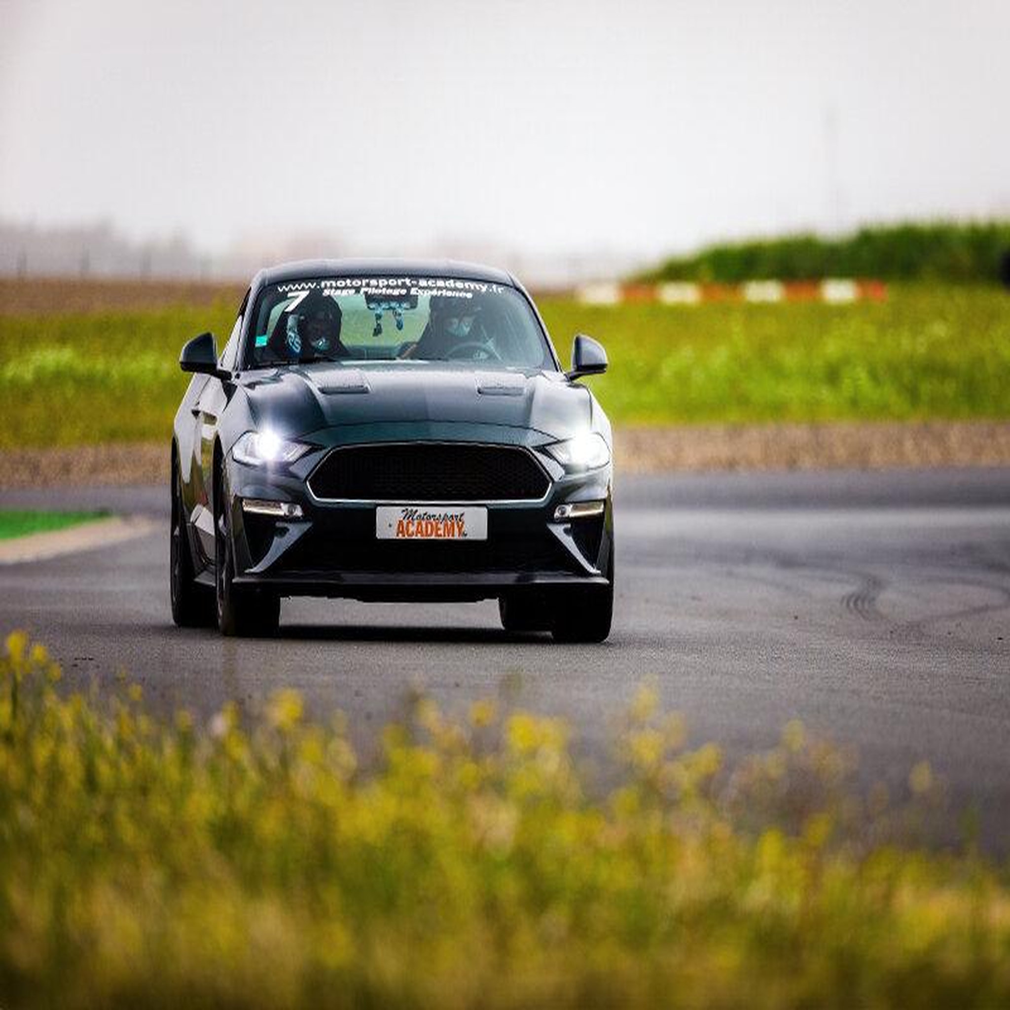 Voir la diapositive 3 : Smartbox Stage de pilotage : 2 tours sur le circuit de vaison en ford mustang bullit - coffret cadeau sport & aventure
