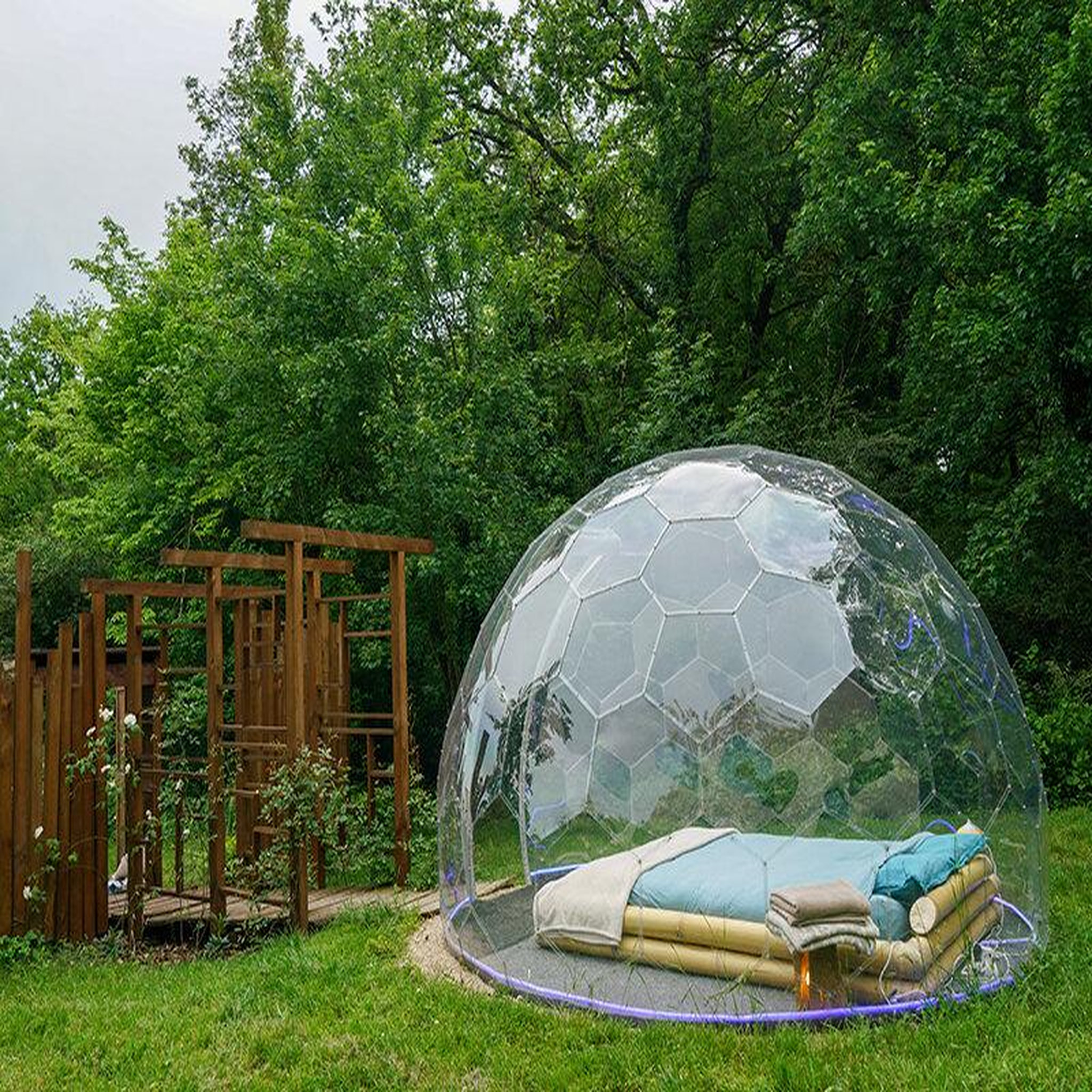 Voir la diapositive 2 : Smartbox Escale insolite en bulle en pleine nature près de lyon - coffret cadeau séjour