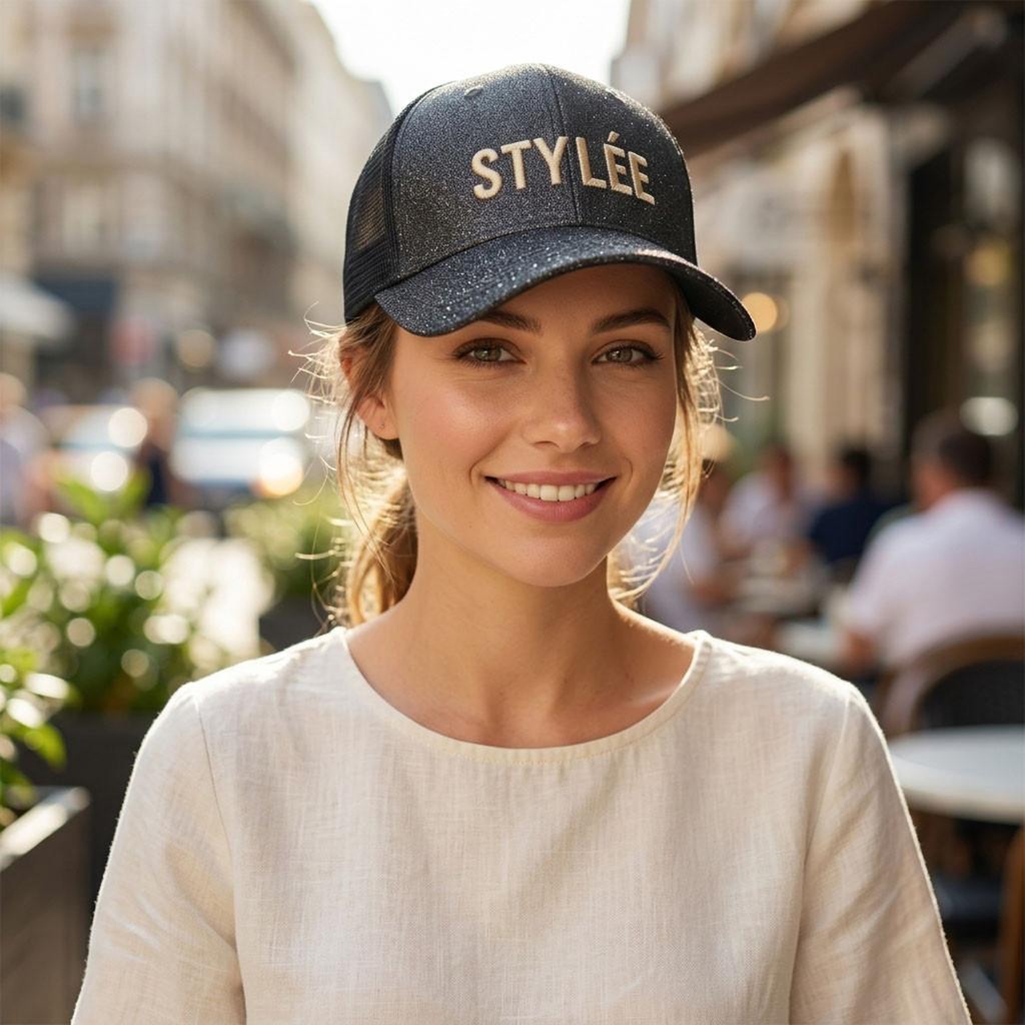 Voir la diapositive 5 : OZABI OZABI Lot 2 Casquettes Pailletées Femme – Message Brodé Fantaisie Humoristique