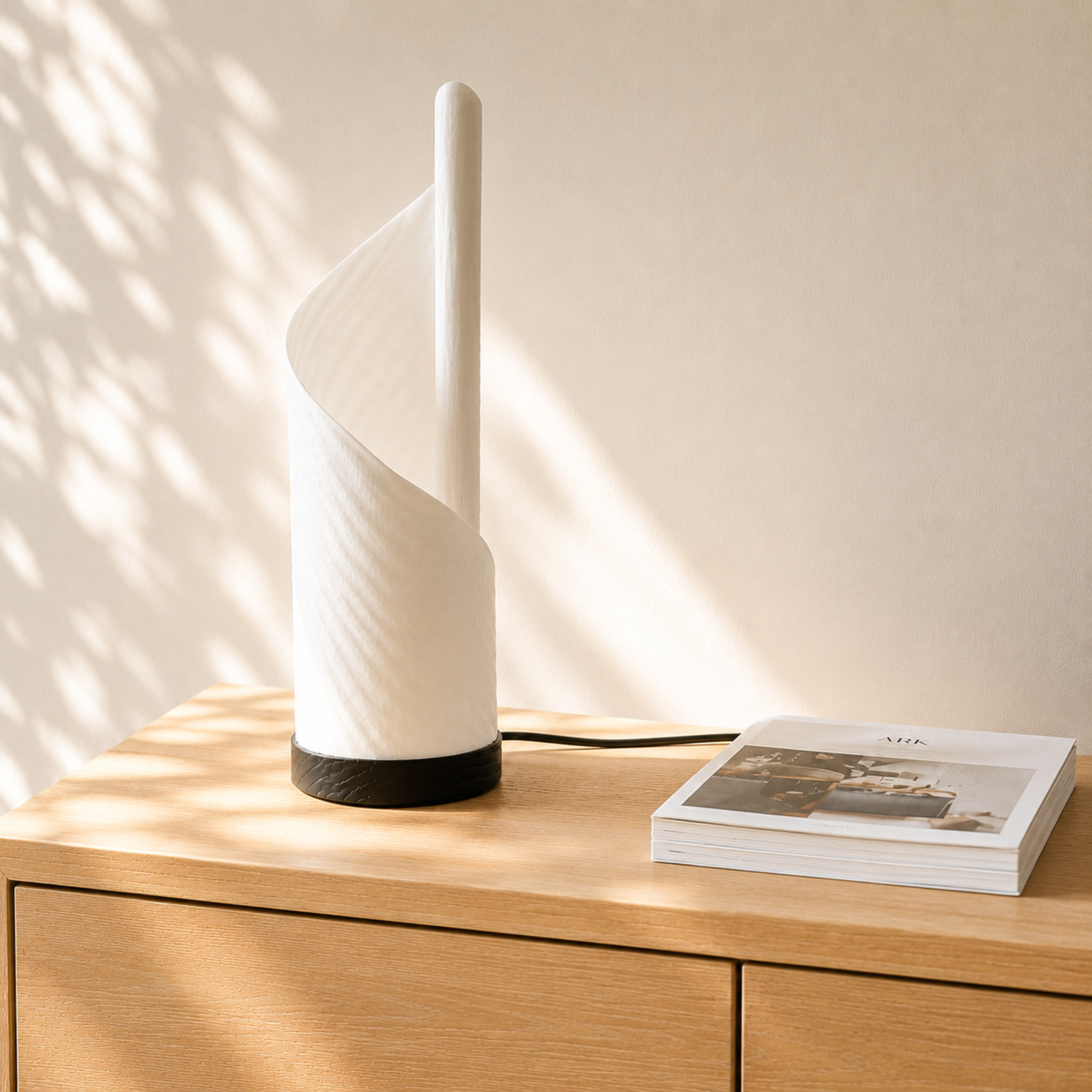 Voir la diapositive 2 : MAISON PAVANE Lampe à poser en papier maché et bois-elya